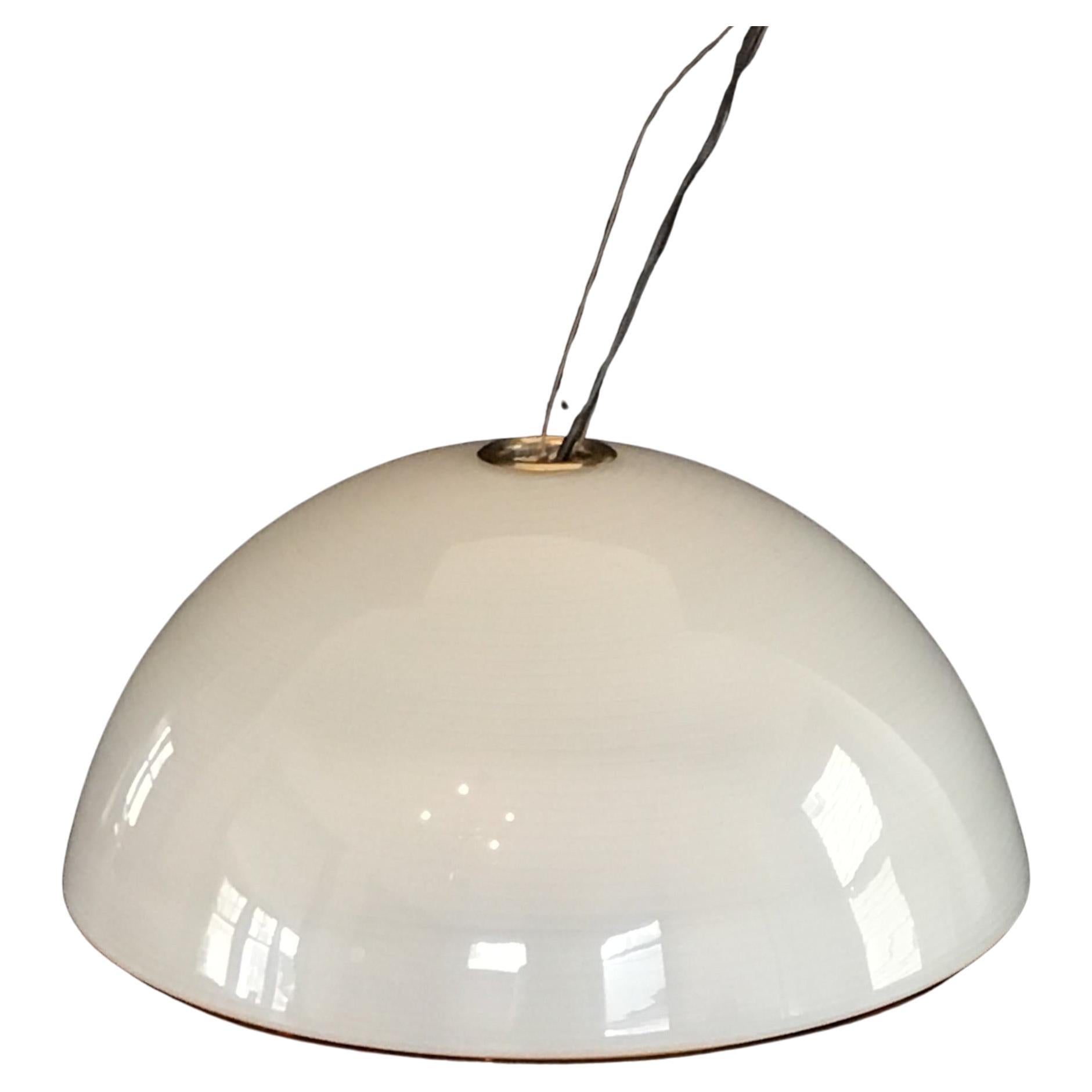 Apparecchio a sospensione in vetro bianco degli anni
70 con linee circolari bianche e bordo ambrato