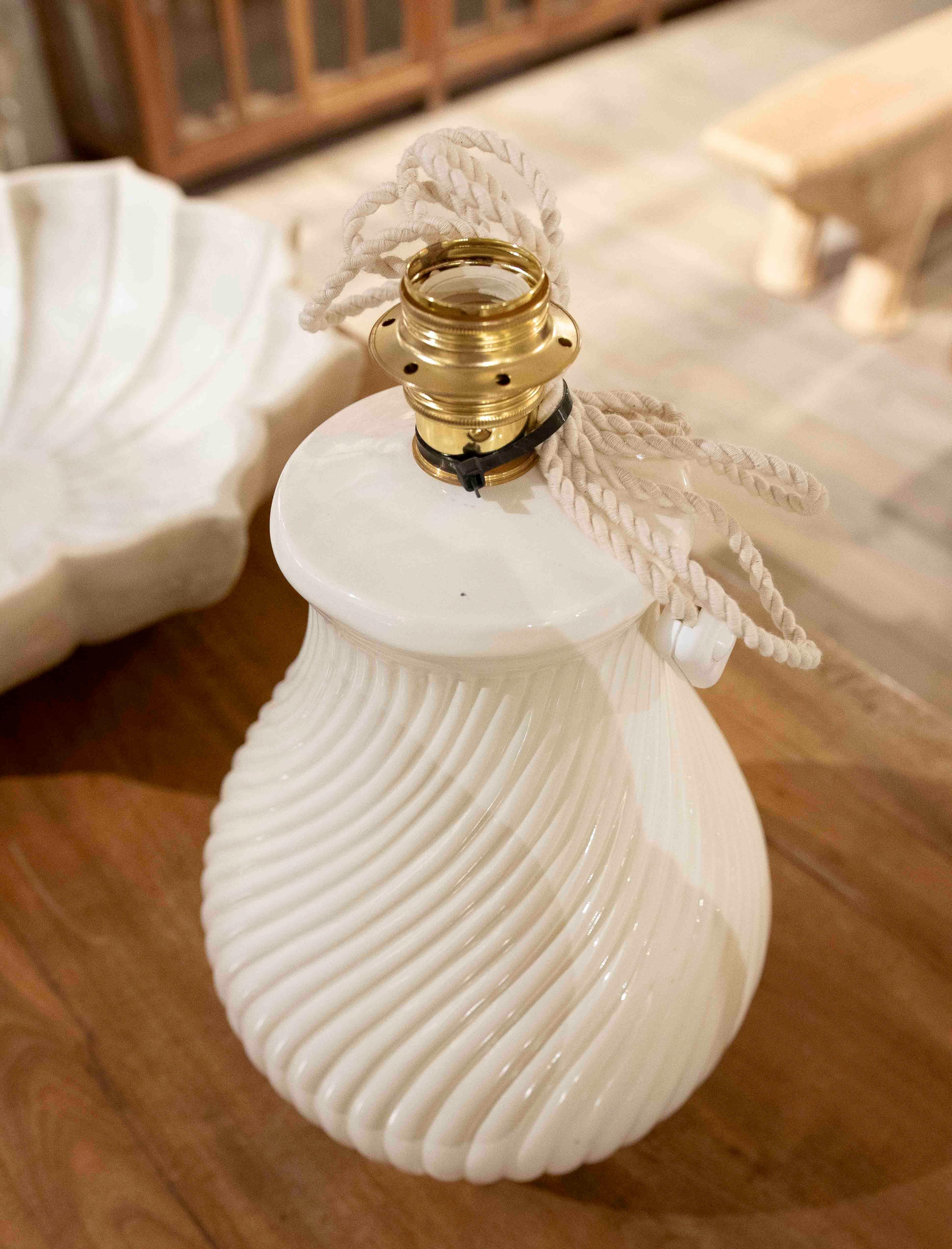 Lampe en céramique émaillée blanche à motifs nervurés des années 1970 en vente 3