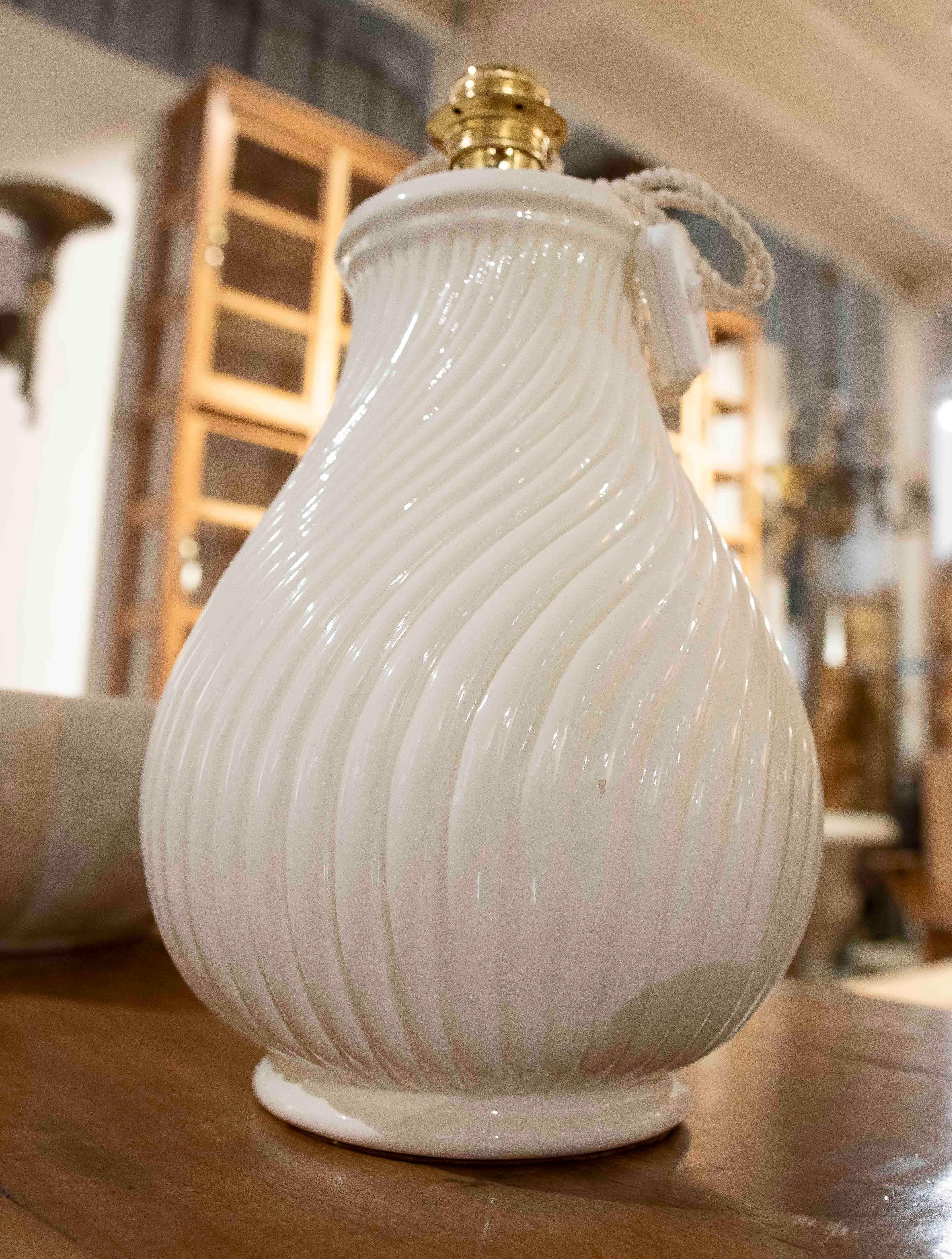 Lampe en céramique émaillée blanche à motifs nervurés des années 1970 en vente 5