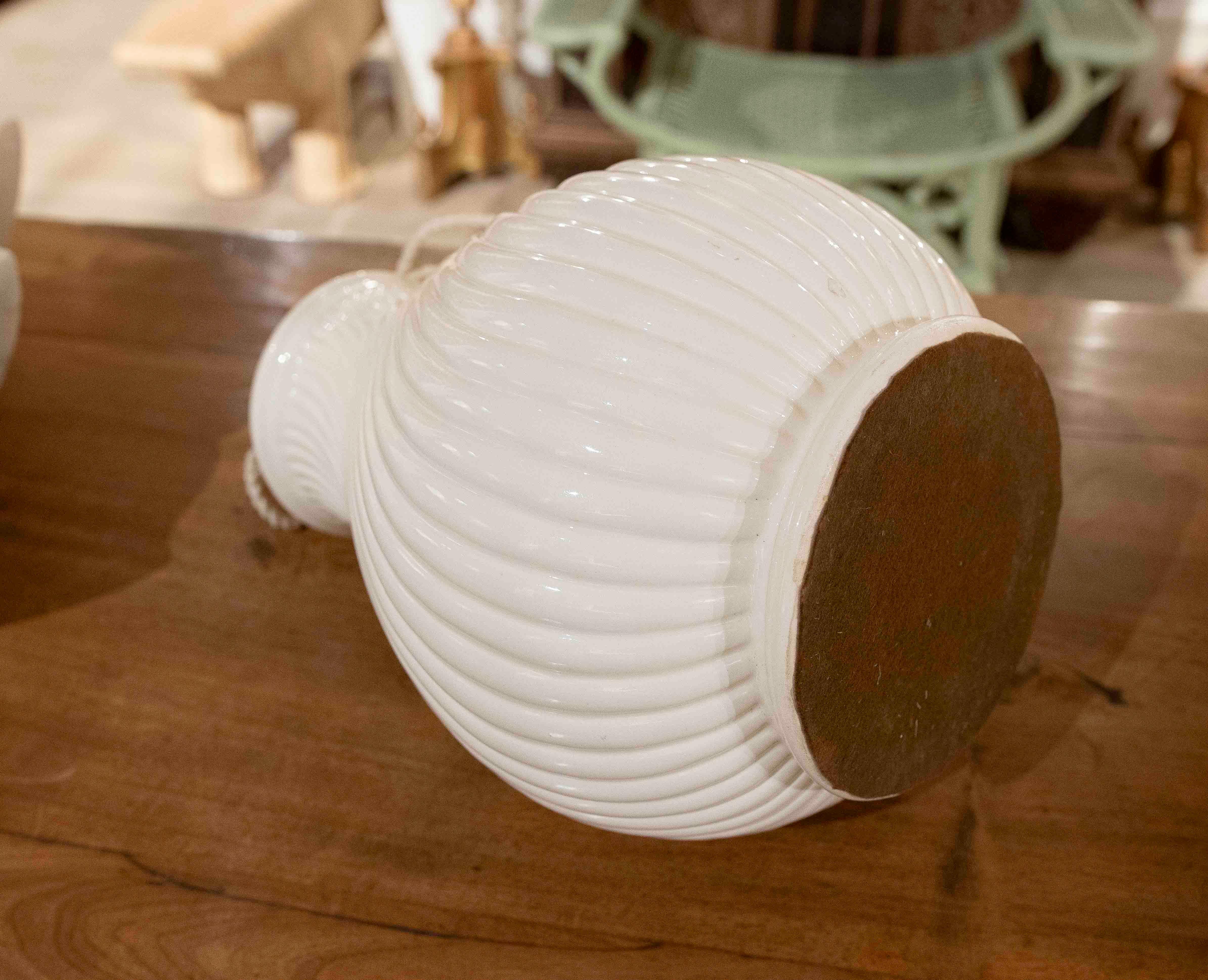 Lampe en céramique émaillée blanche à motifs nervurés des années 1970 en vente 6