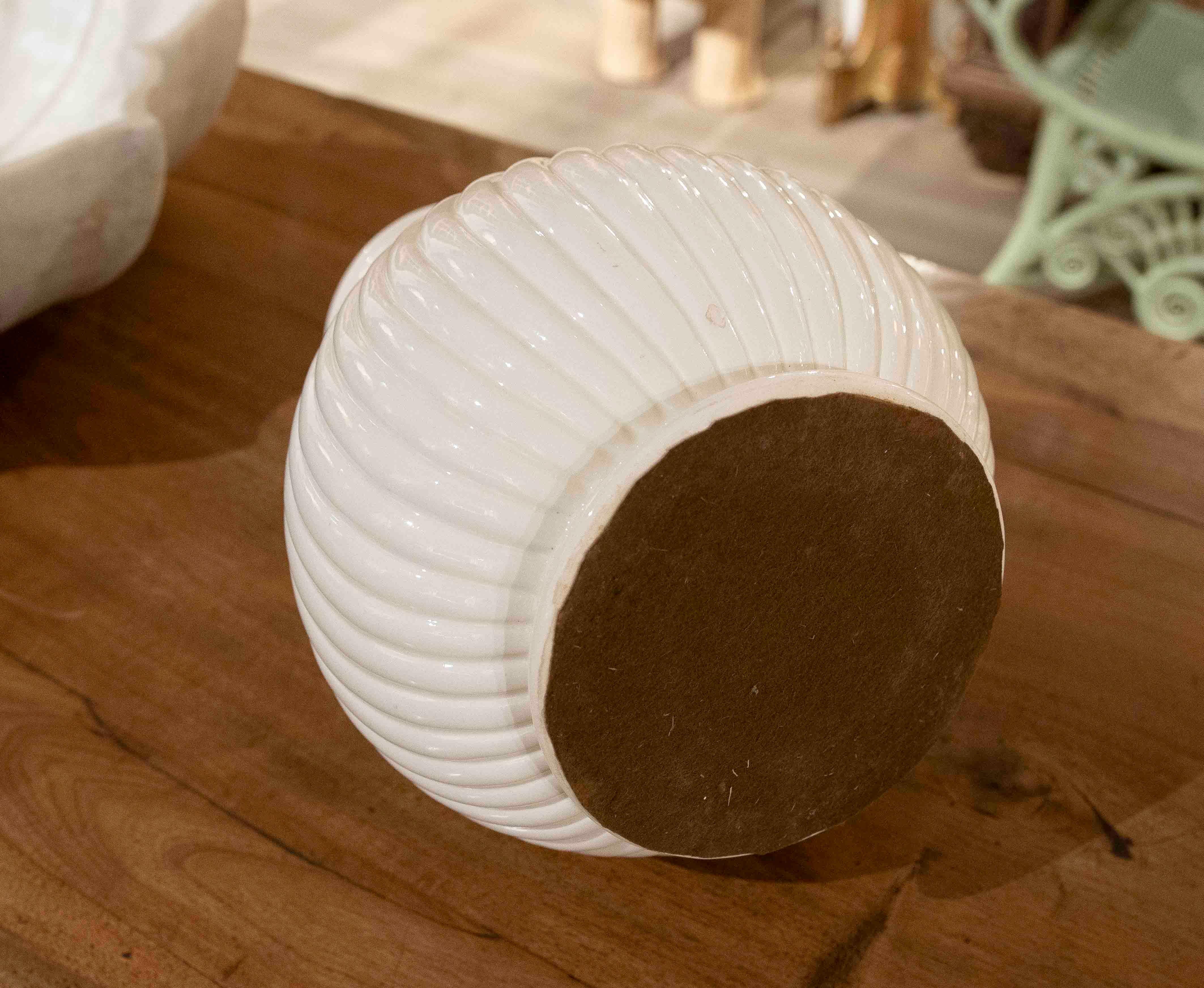 Lampe en céramique émaillée blanche à motifs nervurés des années 1970 en vente 7