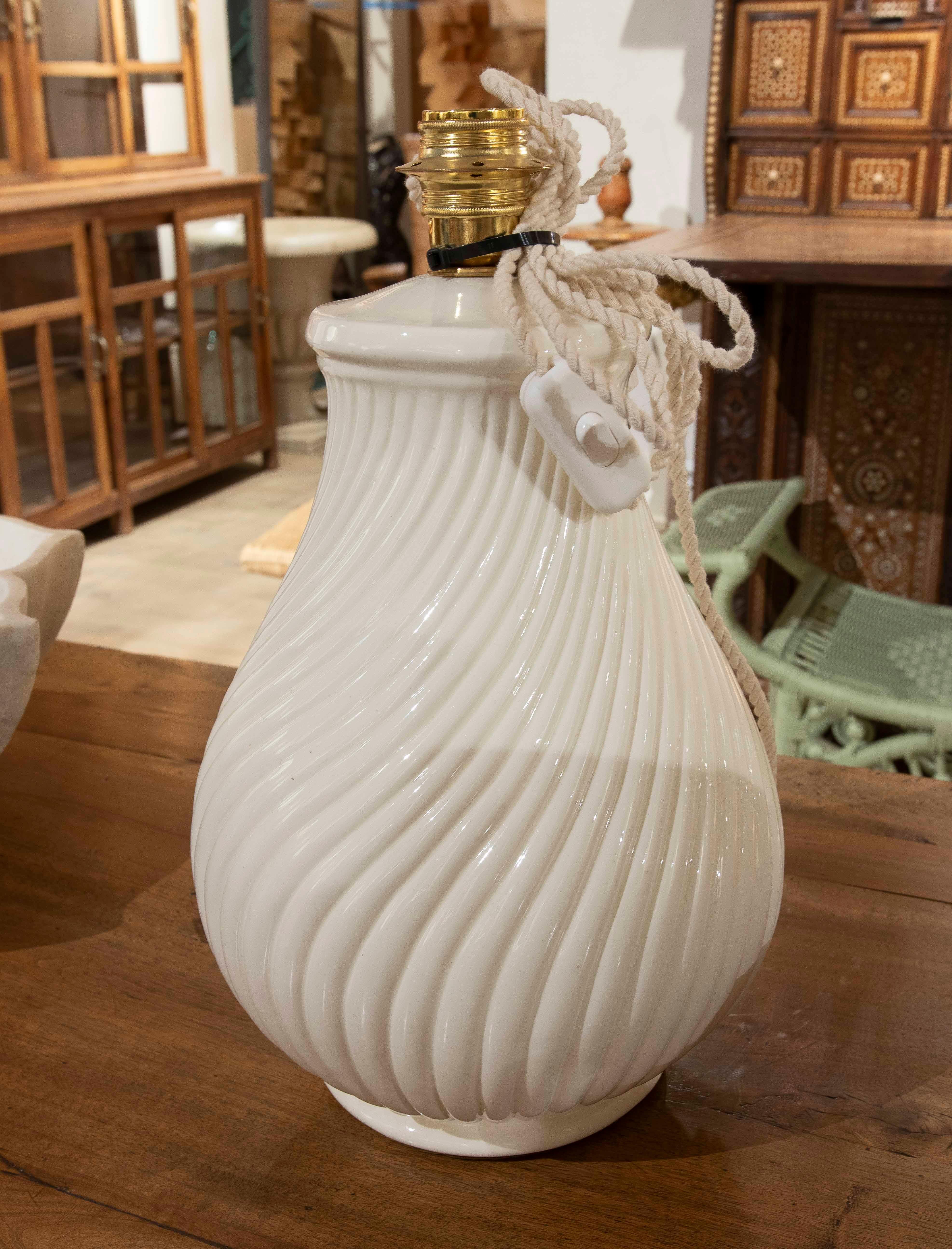 Espagnol Lampe en céramique émaillée blanche à motifs nervurés des années 1970 en vente