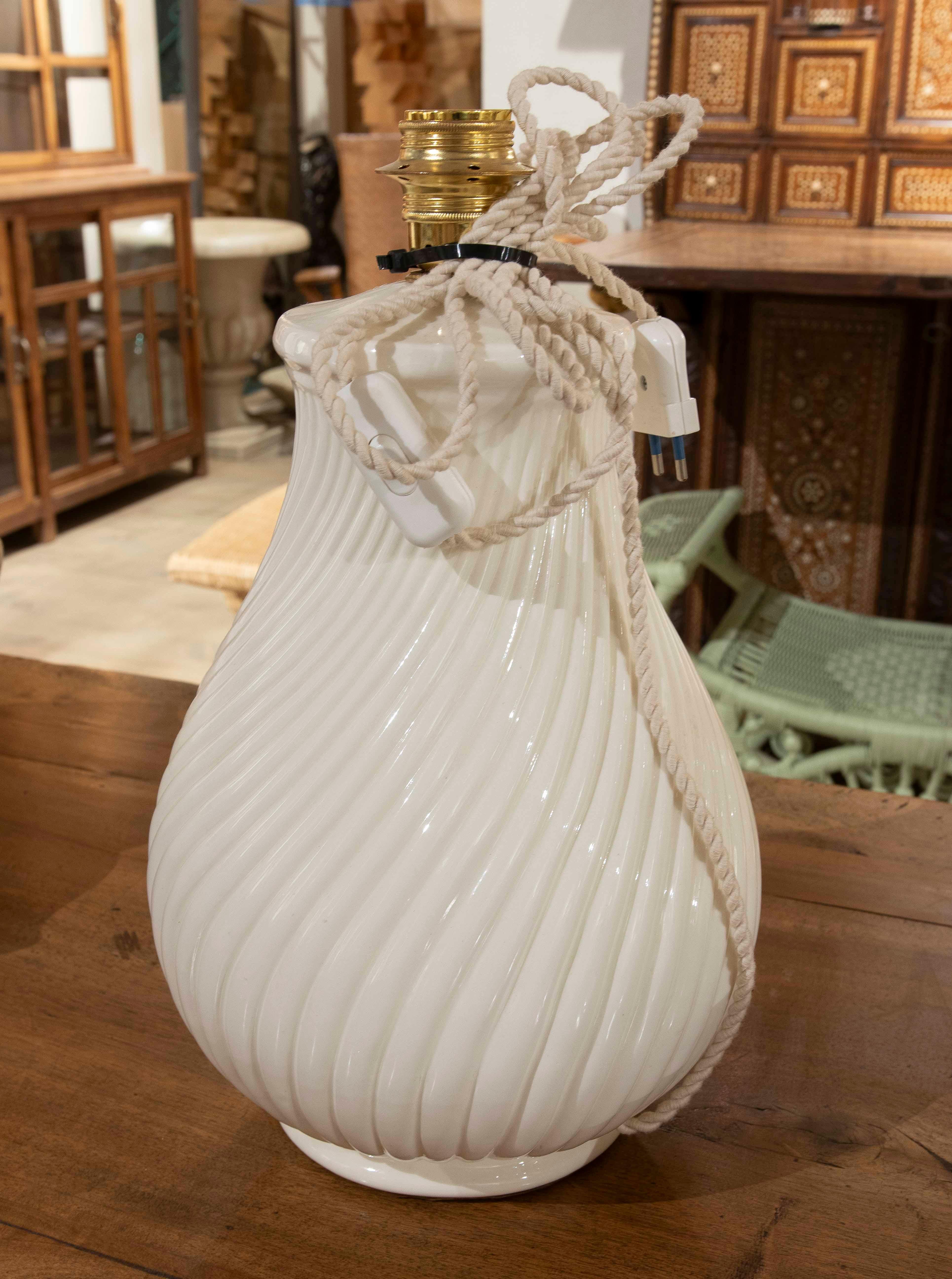 Vernissé Lampe en céramique émaillée blanche à motifs nervurés des années 1970 en vente
