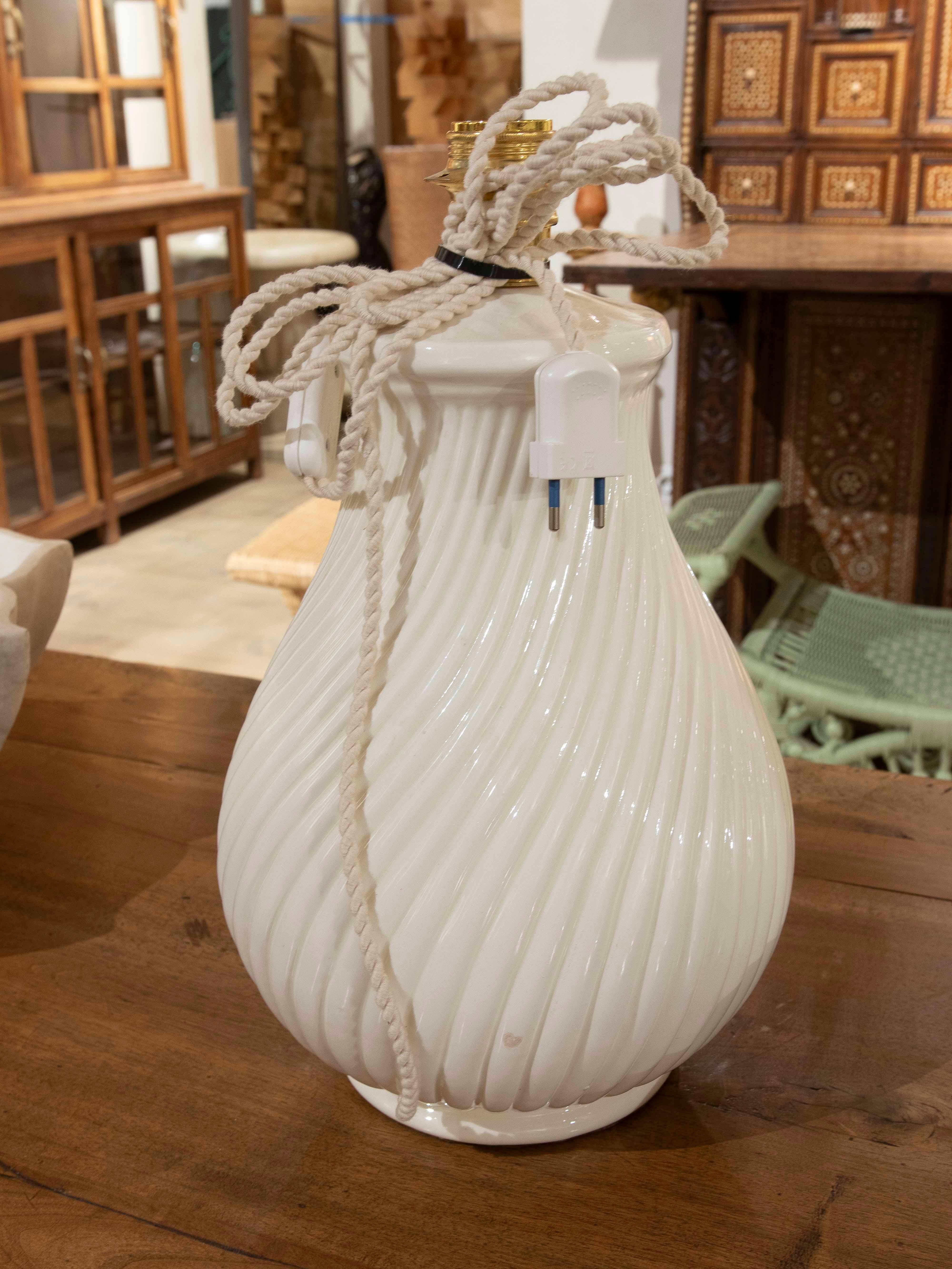 Lampe en céramique émaillée blanche à motifs nervurés des années 1970 Bon état - En vente à Marbella, ES