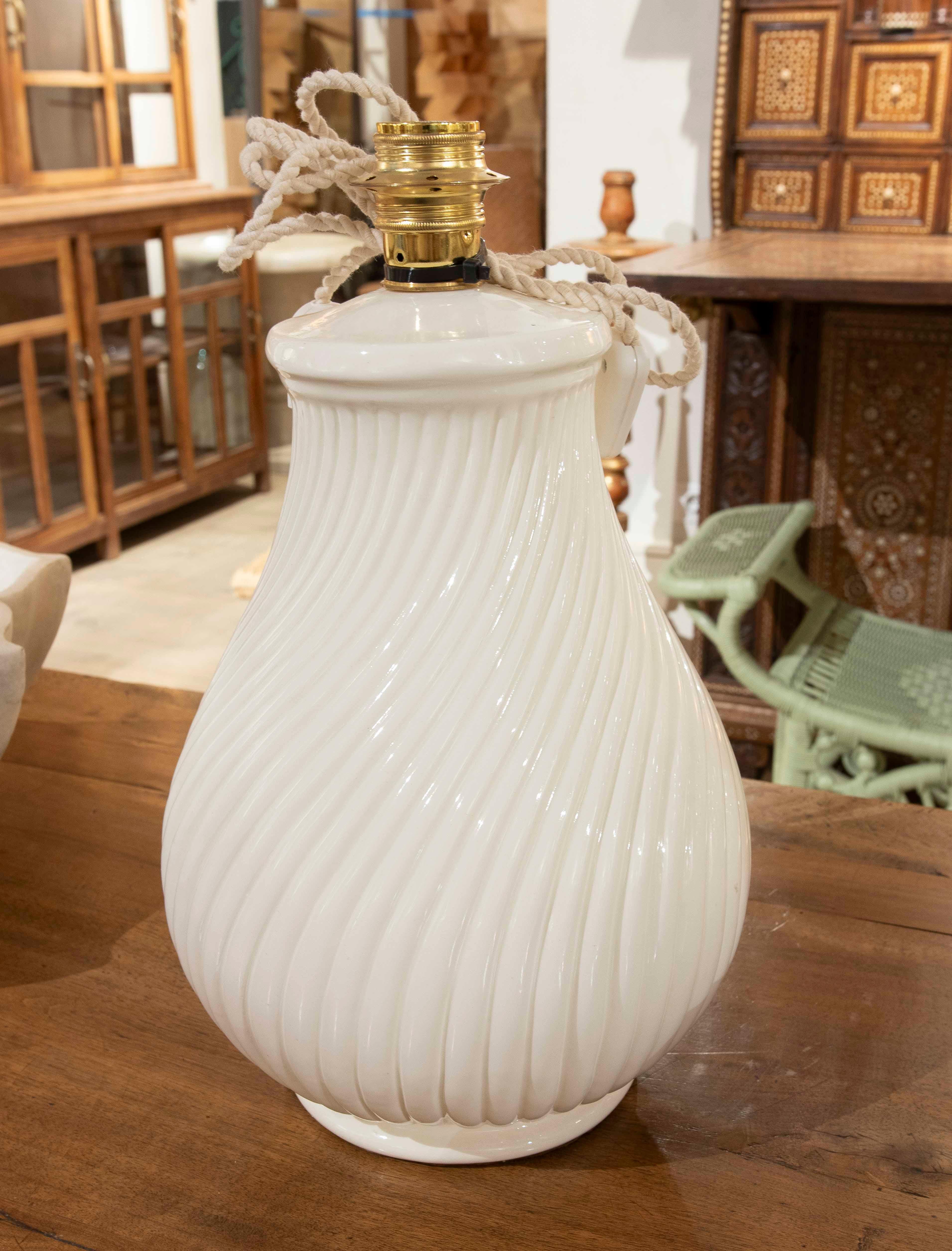 20ième siècle Lampe en céramique émaillée blanche à motifs nervurés des années 1970 en vente