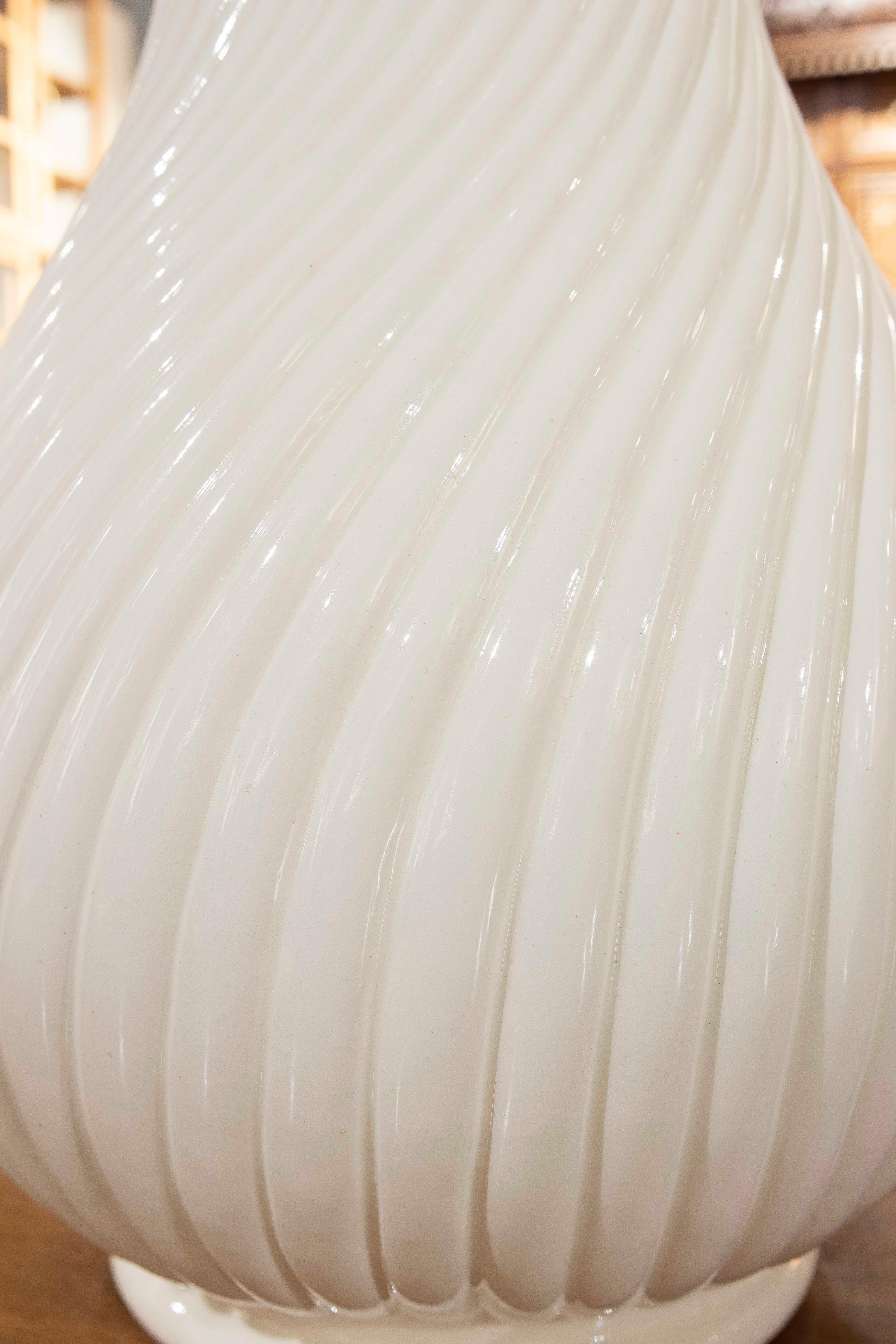 Céramique Lampe en céramique émaillée blanche à motifs nervurés des années 1970 en vente