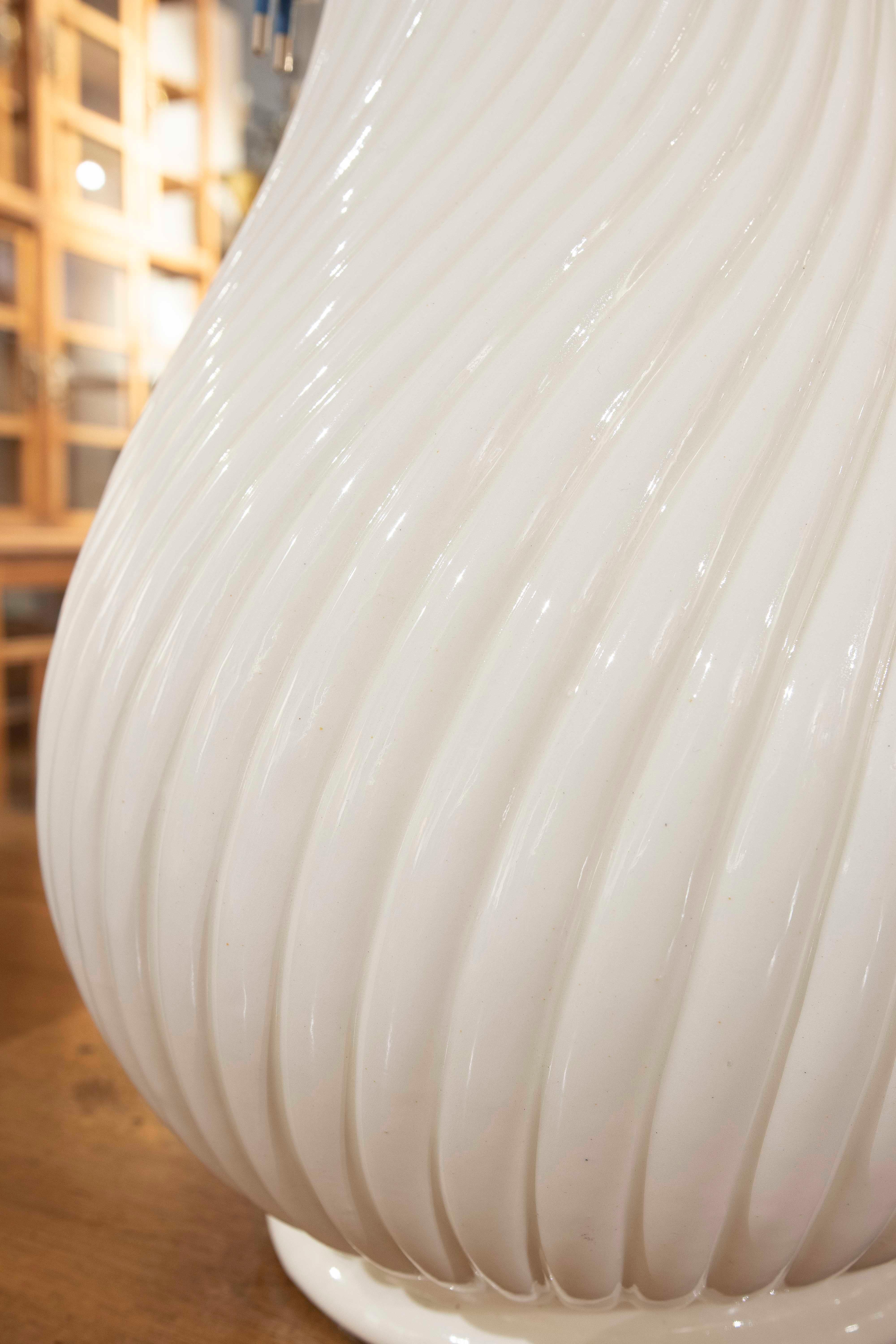 Lampe en céramique émaillée blanche à motifs nervurés des années 1970 en vente 1