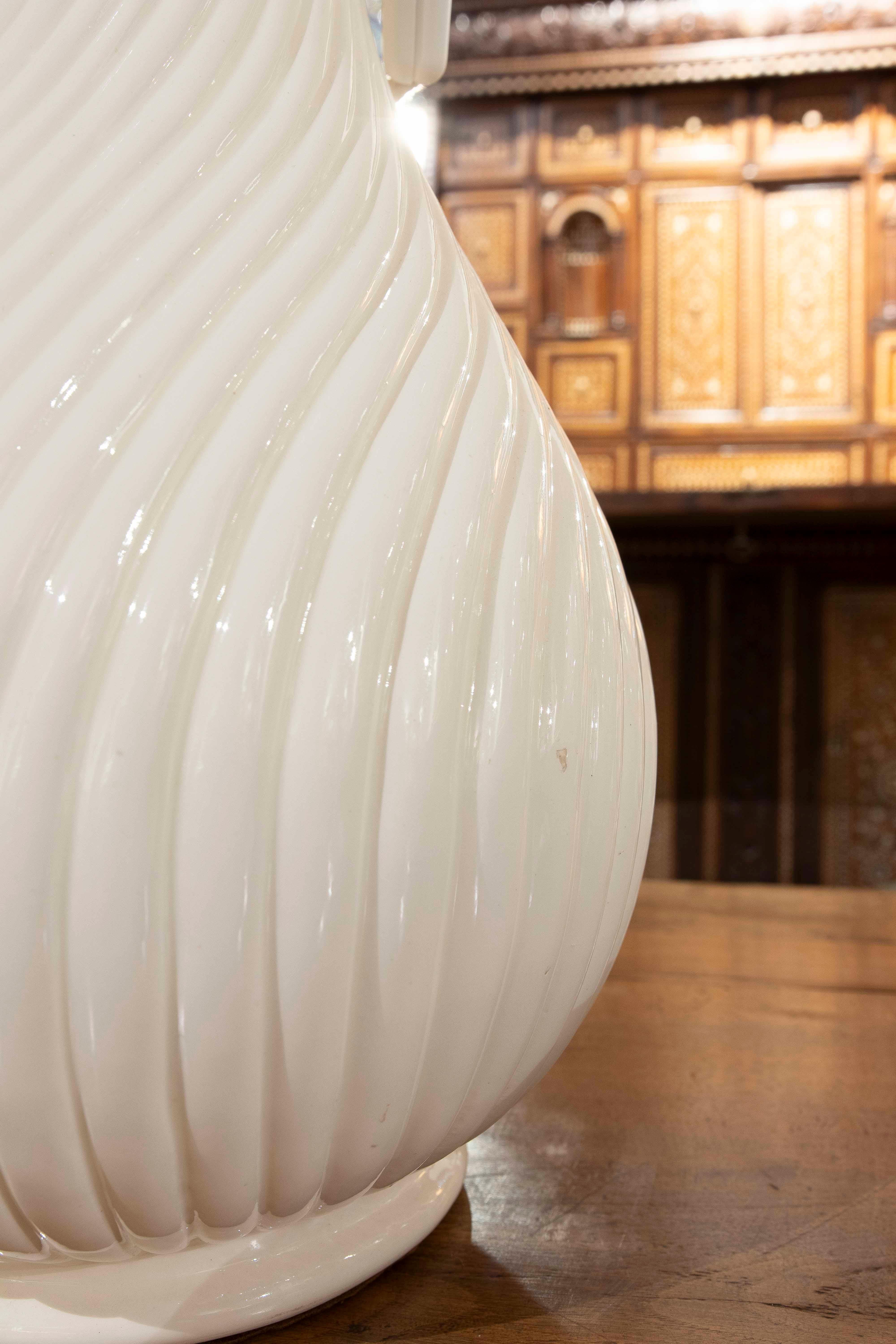 Lampe en céramique émaillée blanche à motifs nervurés des années 1970 en vente 2