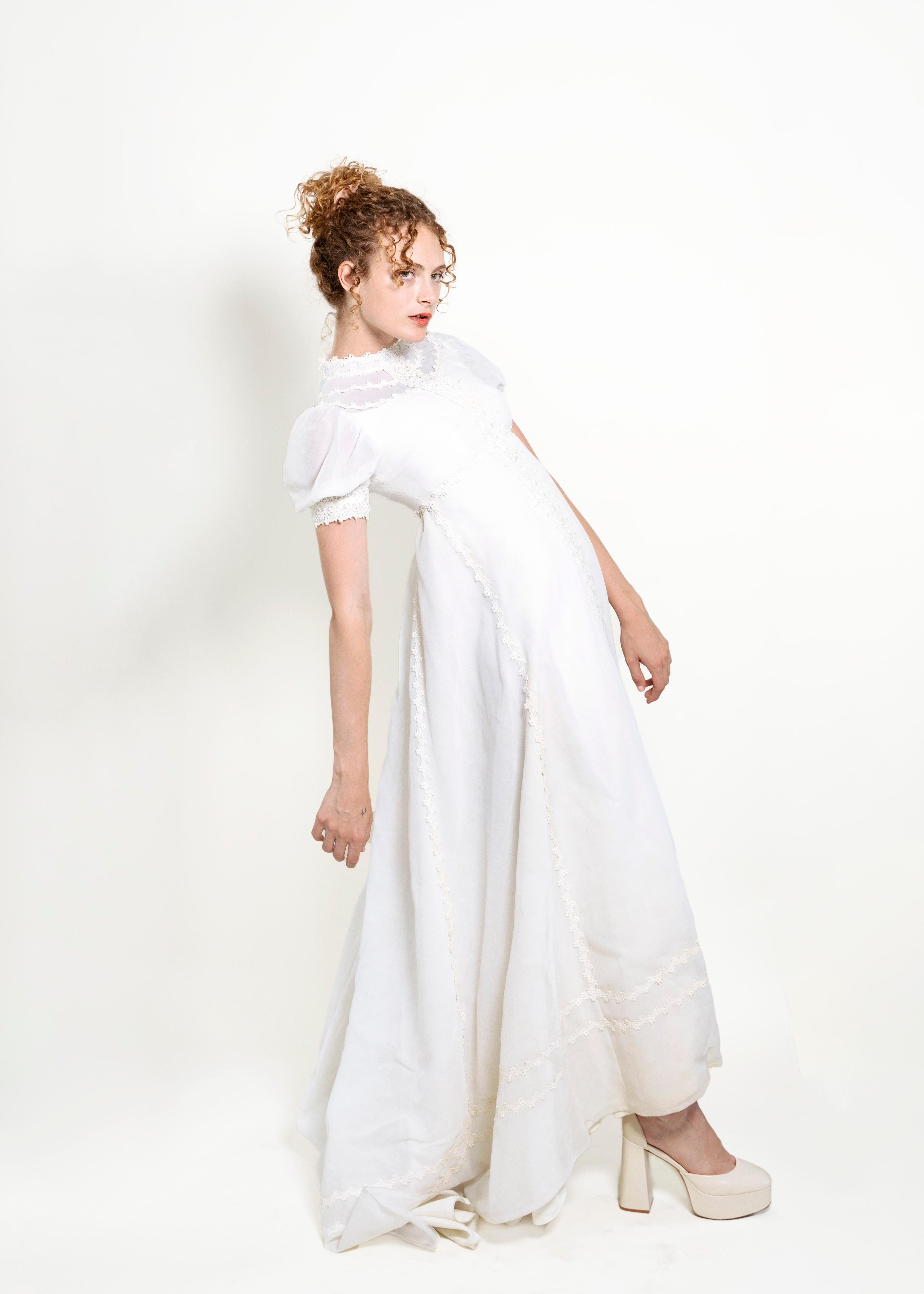 1970's White Gown with Train In Excellent Condition For Sale In Los Angeles, CA