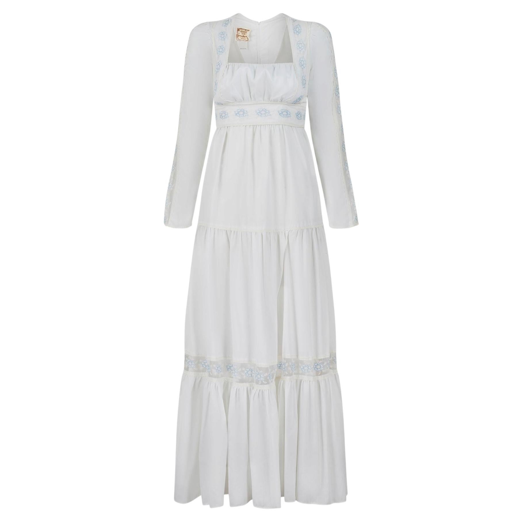 Maxi abito anni '70 di GUNN Sax bianco con ricamo floreale blu in vendita