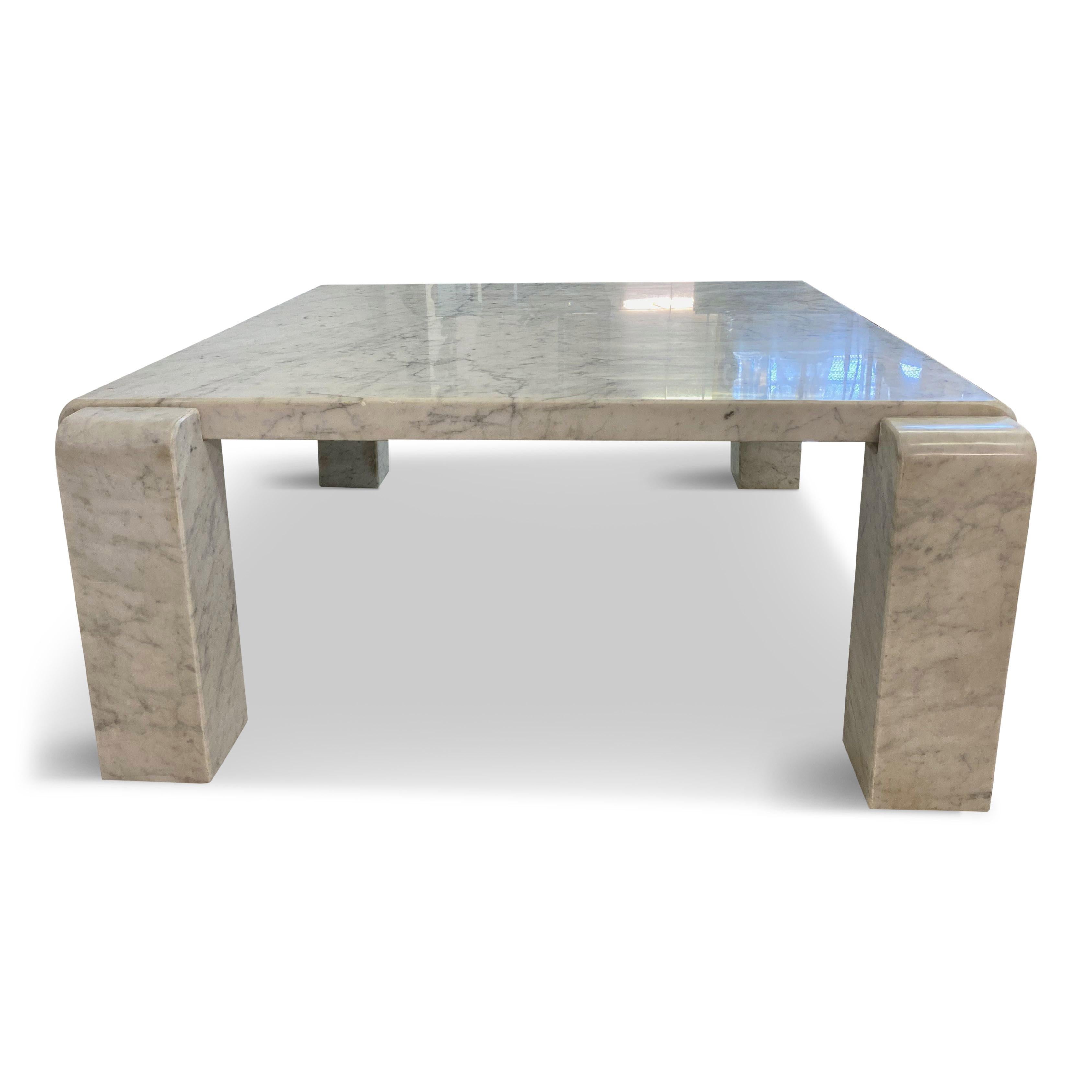 Carrara marble coffee table

By Skipper

Four solid legs

Moveable legs (see photos)

1970s Italian.