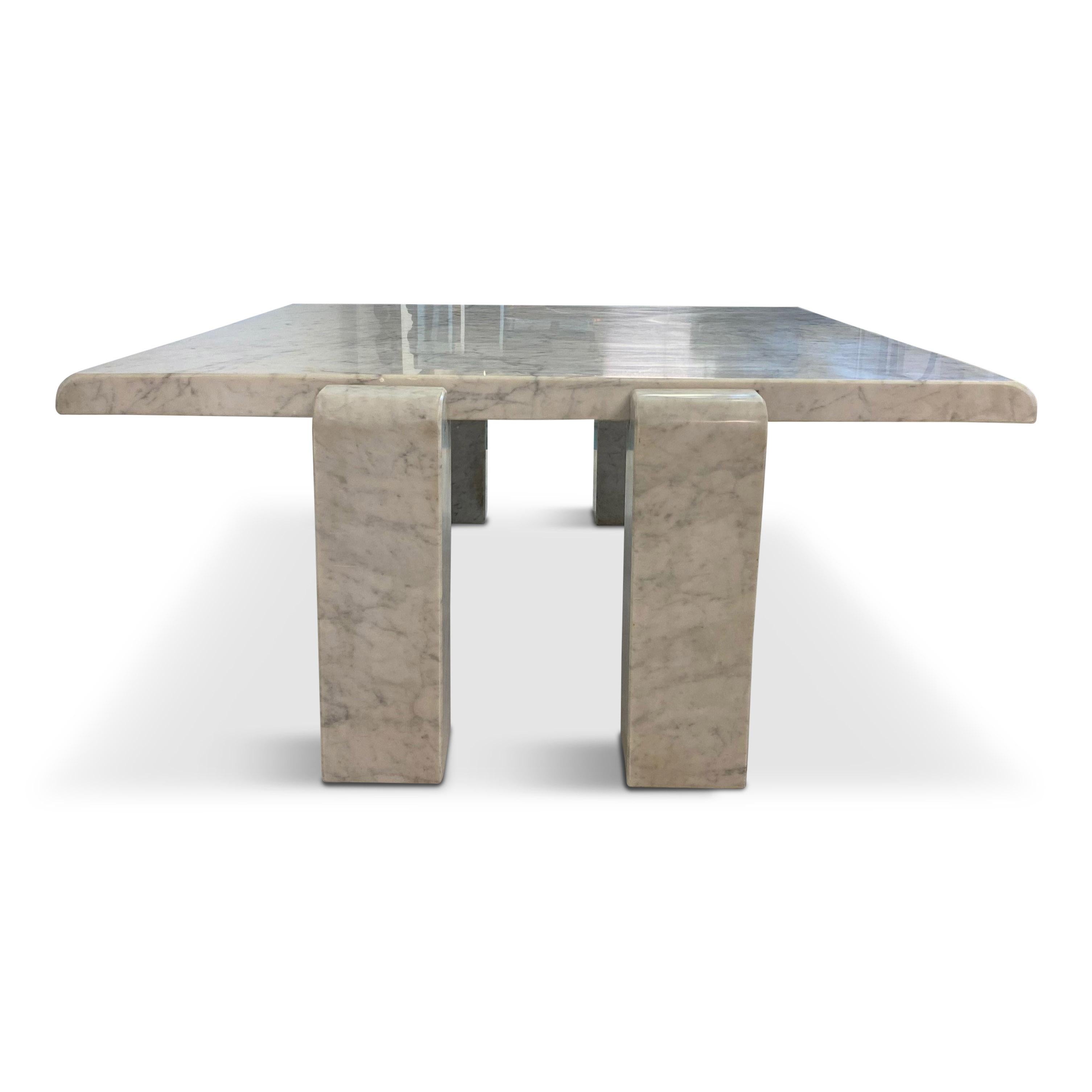 1970s White Italian Coffee Table in Carrara Marble by Skipper In Good Condition For Sale In London, London