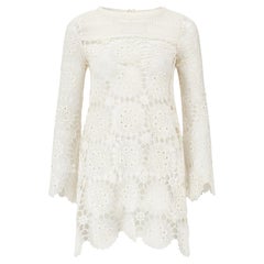 Robe en crochet à napperon en dentelle blanche des années 1970