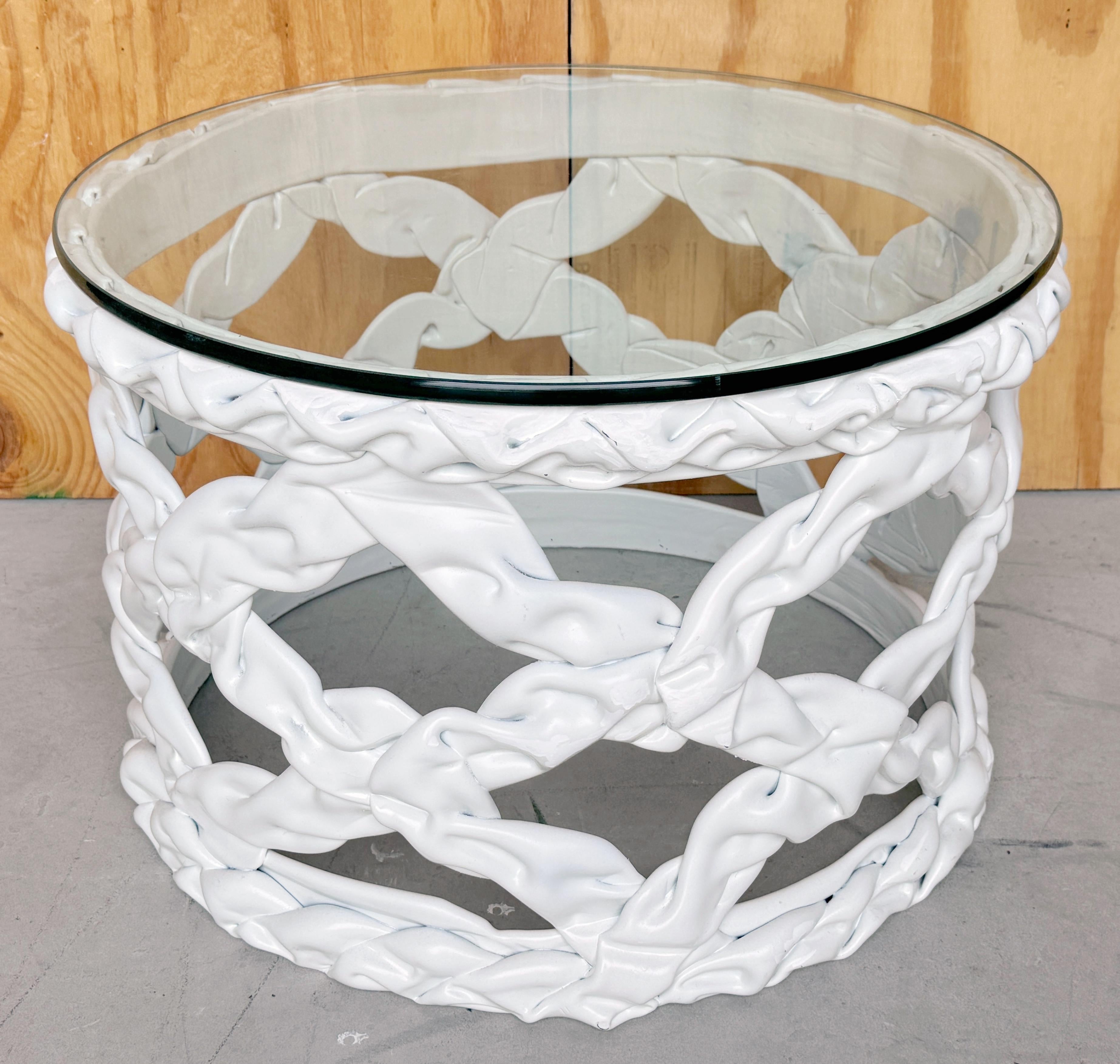 Table à motifs de rubans en résine laquée blanche des années 1970, style Tony Duquette

Cette table à motif de ruban en résine laquée blanche des années 1970, inspirée par le style fantaisiste et dramatique de Tony Duquette, est une pièce d'apparat