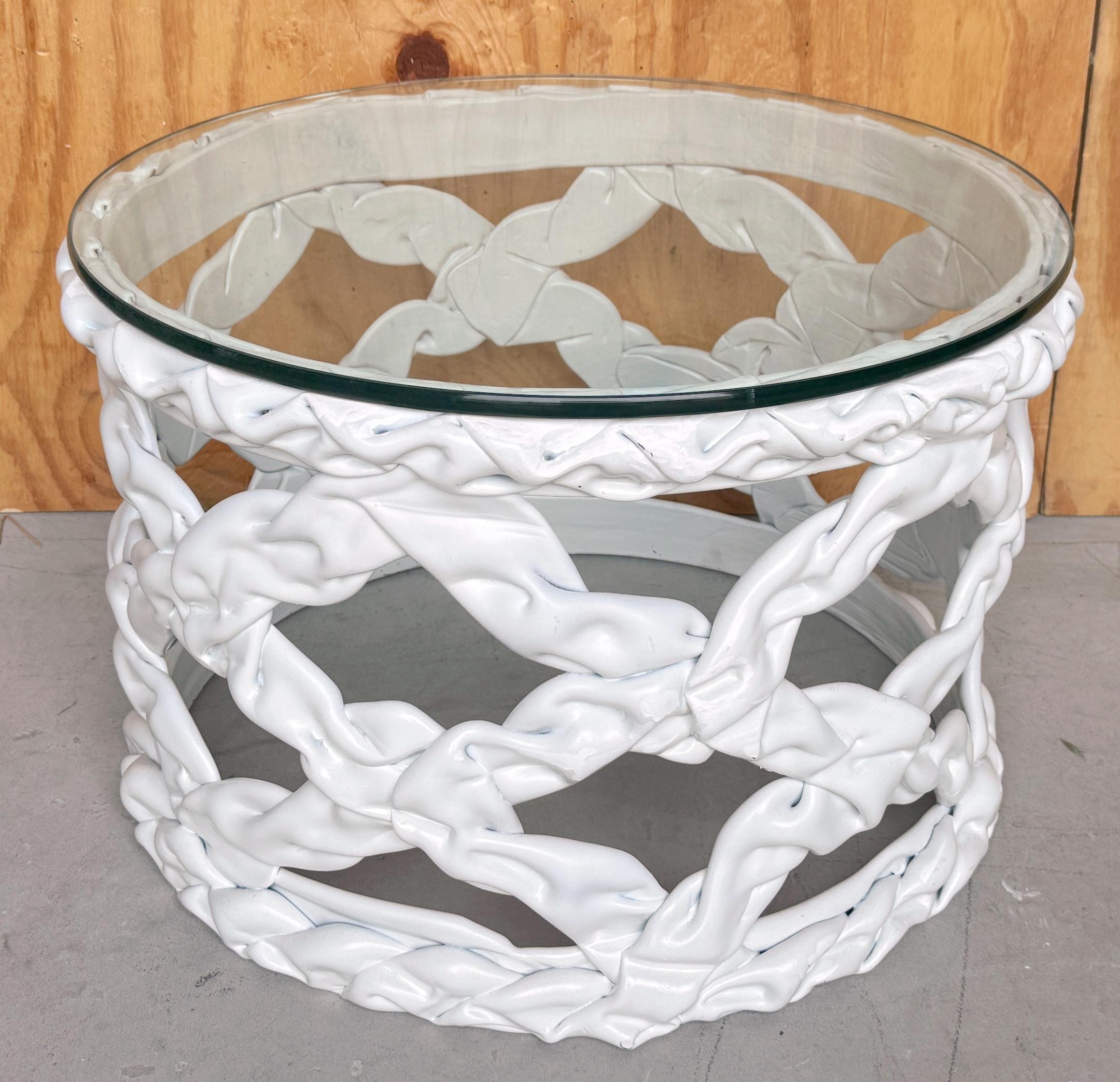 Hollywood Regency Table à motifs de rubans en résine laquée blanche des années 1970, style Tony Duquette en vente