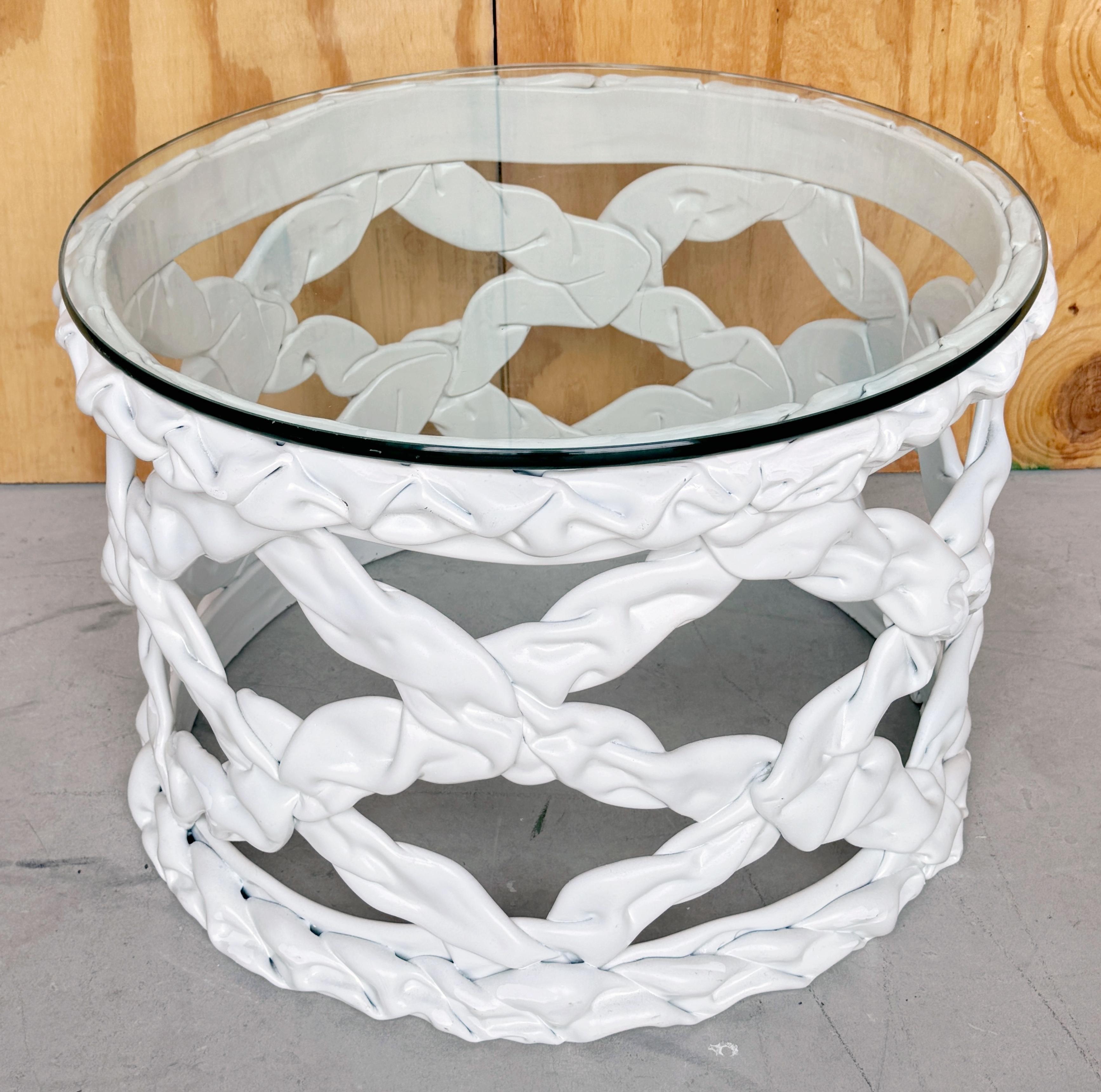 Américain Table à motifs de rubans en résine laquée blanche des années 1970, style Tony Duquette en vente