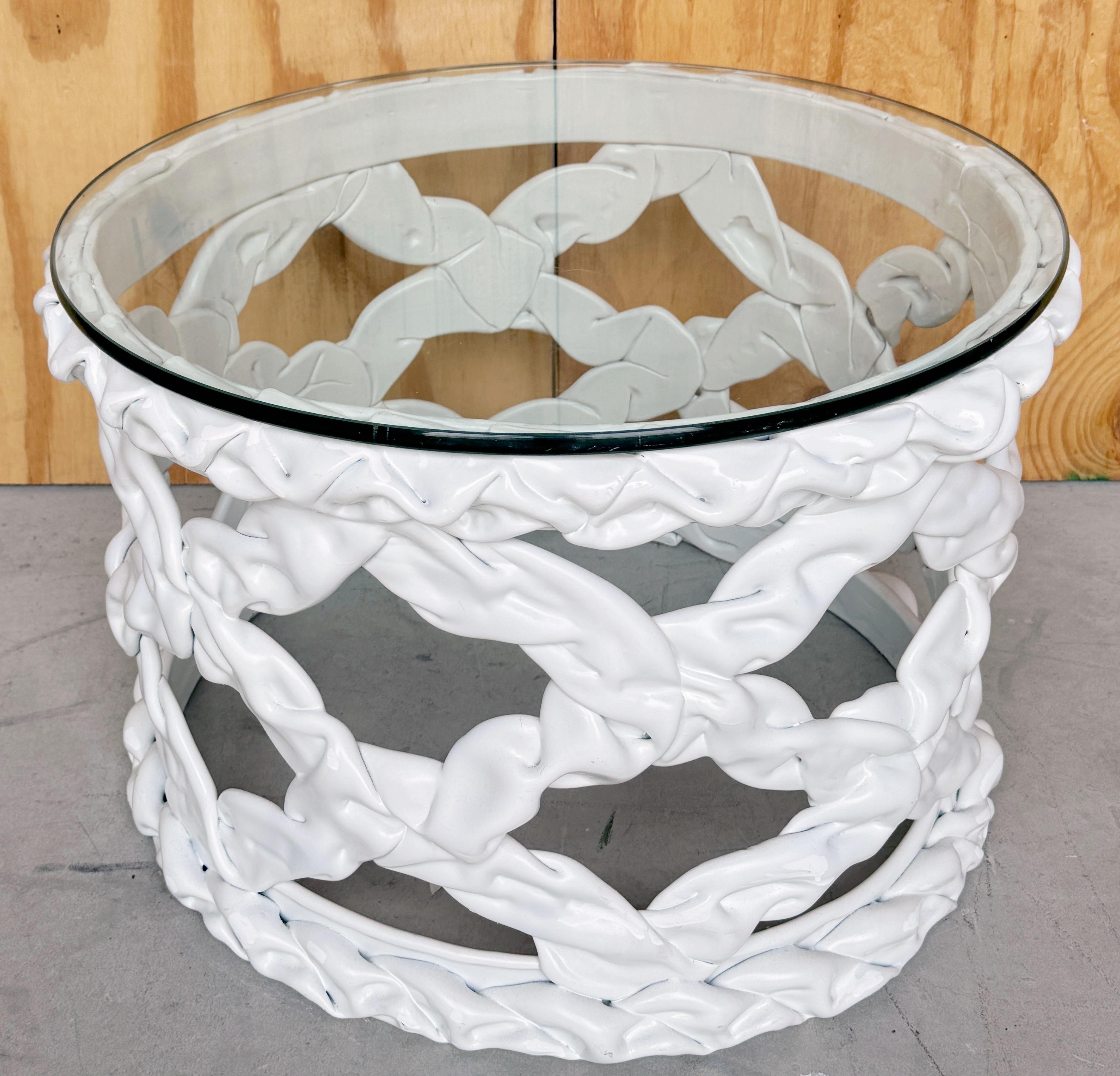 Laqué Table à motifs de rubans en résine laquée blanche des années 1970, style Tony Duquette en vente