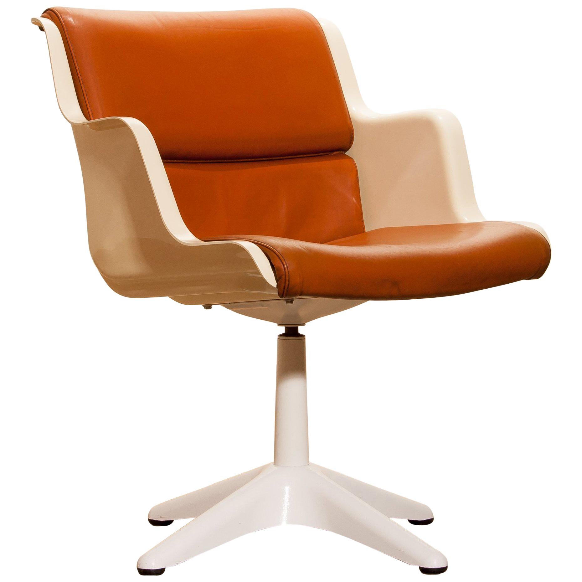 Beautiful desk chair designed by Yrjö Kukkapuro for Haimi, Finland.
This chair is made of a cognac leather seating in an off-white fibreglass shell on a white lacquered metal swivel stand.
The chair is labelled.
It is in a very nice