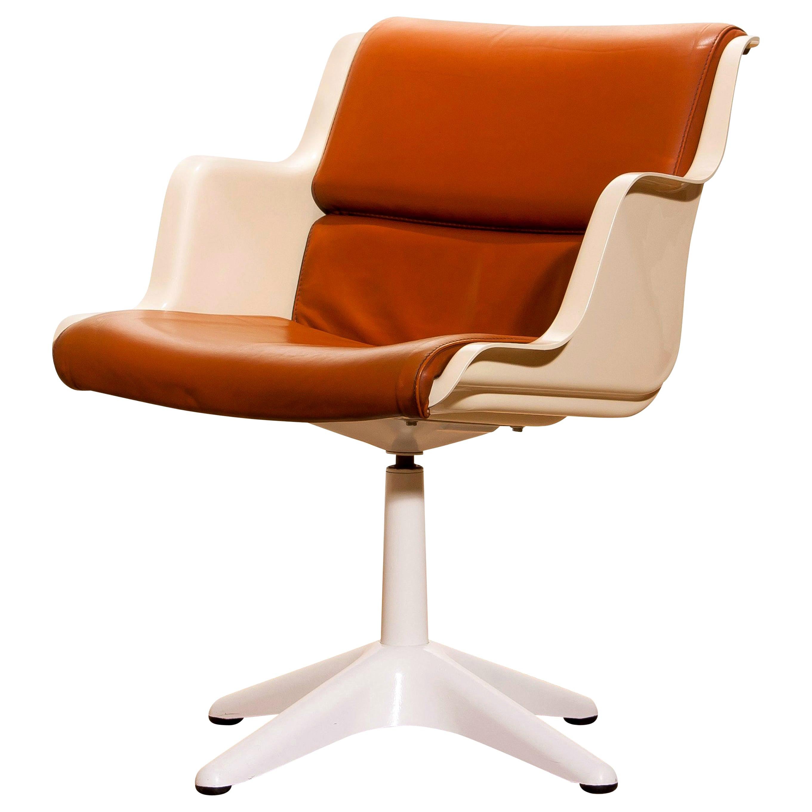 Beautiful desk chair designed by Yrjö Kukkapuro for Haimi, Finland.
This chair is made of a cognac leather seating in an off-white fibreglass shell on a white lacquered metal swivel stand.
The chair is labelled.
It is in a very nice