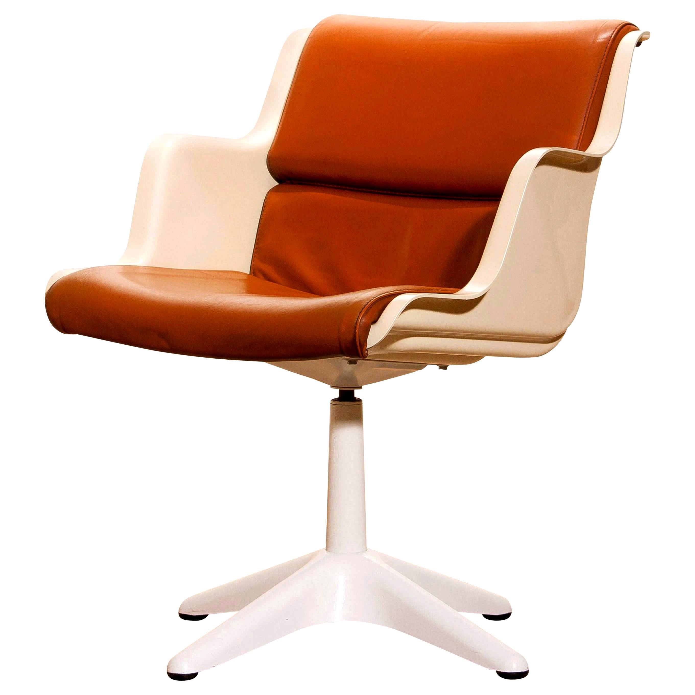 Beautiful desk chair designed by Yrjö Kukkapuro for Haimi, Finland.
This chair is made of a cognac leather seating in an off-white fiberglass shell on a white lacquered metal swivel stand.
The chair is labeled.
It is in a very nice