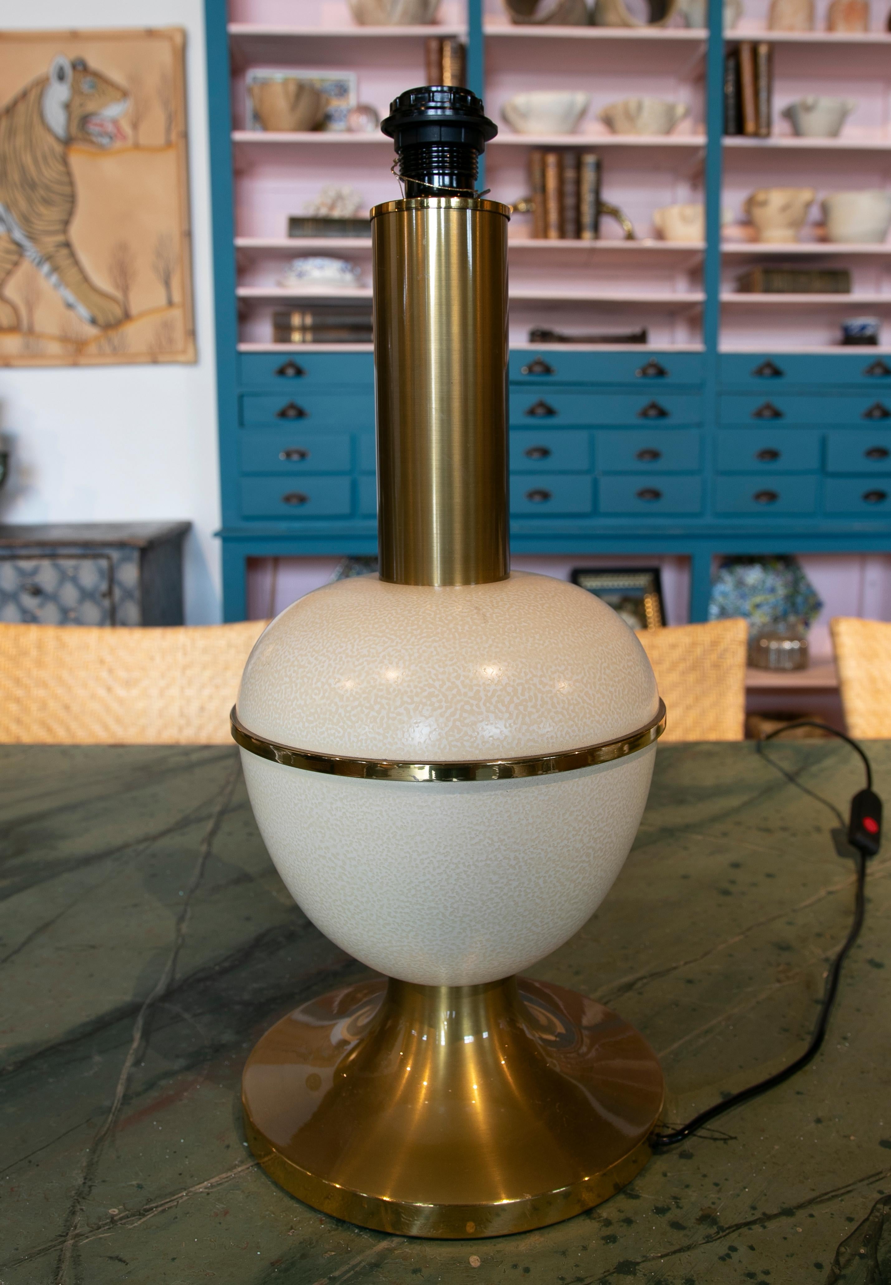 1970s White Metal Table Lamp Imitating Ostrich Eggs  In Good Condition For Sale In Marbella, ES