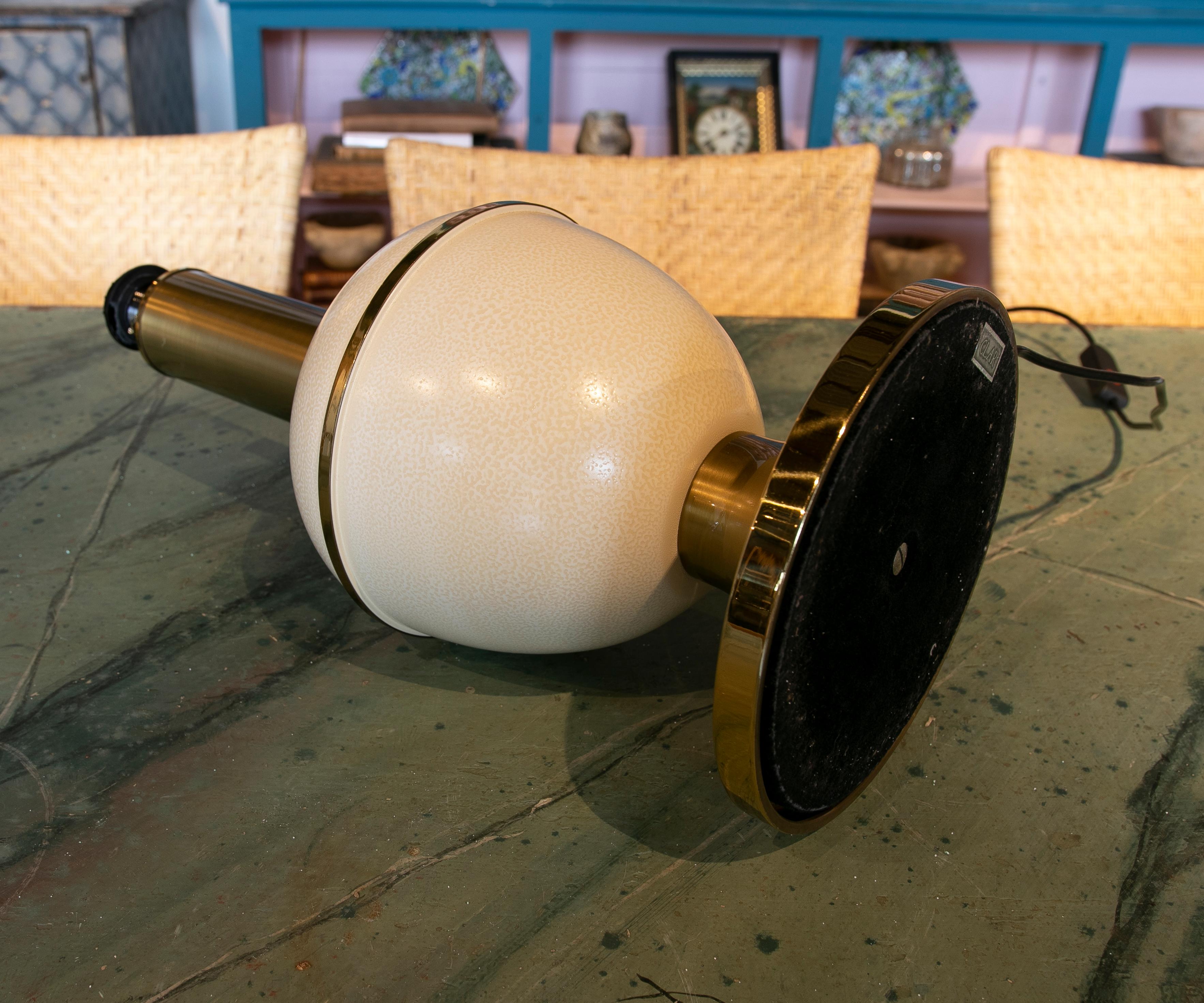 Lámpara de mesa de metal blanco de los años 70 que imita huevos de avestruz en venta 2