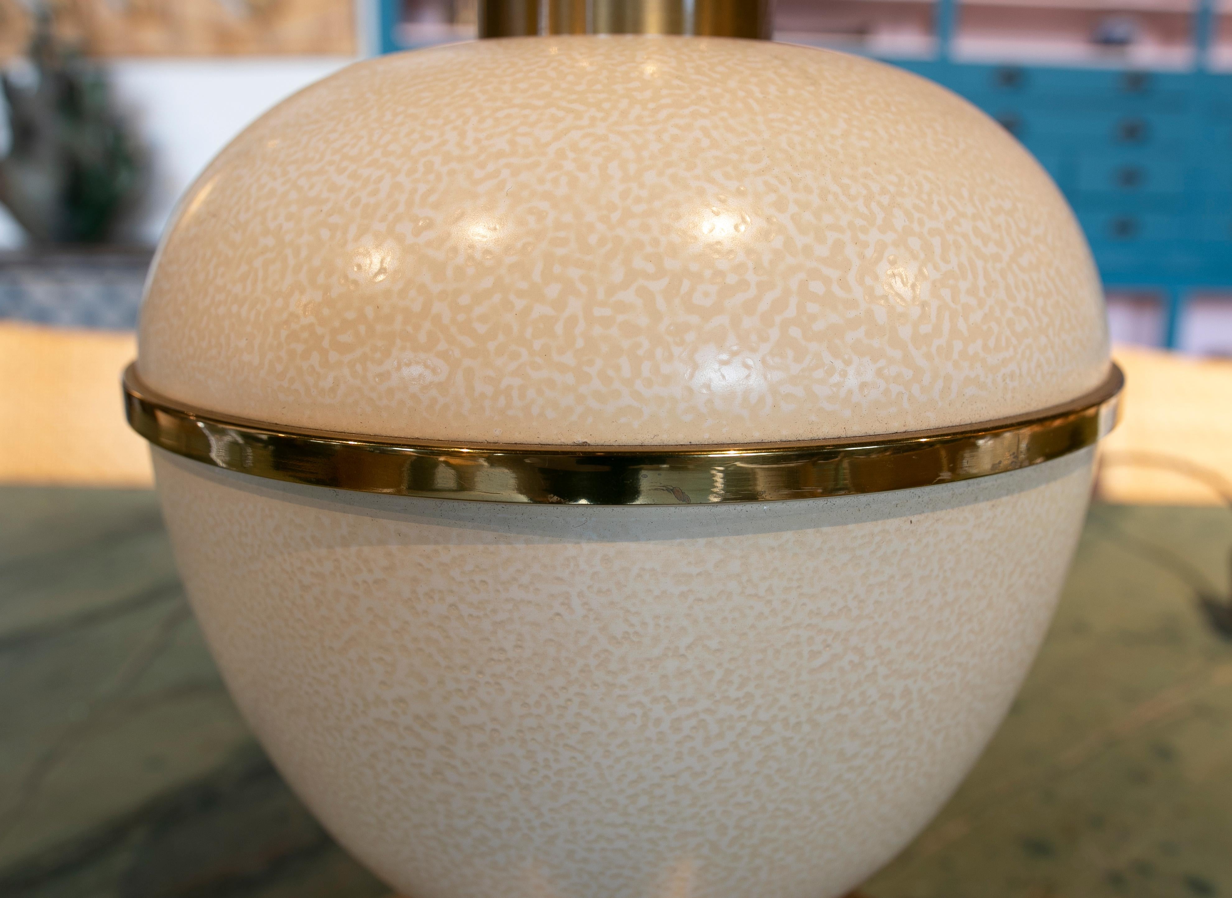 Lámpara de mesa de metal blanco de los años 70 que imita huevos de avestruz en venta 3