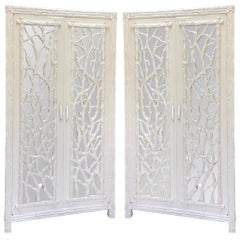 Armarios / Armarios con Espejos Blancos de los Años 70 con Puertas de Faux Bois Tiradores de Lucite
