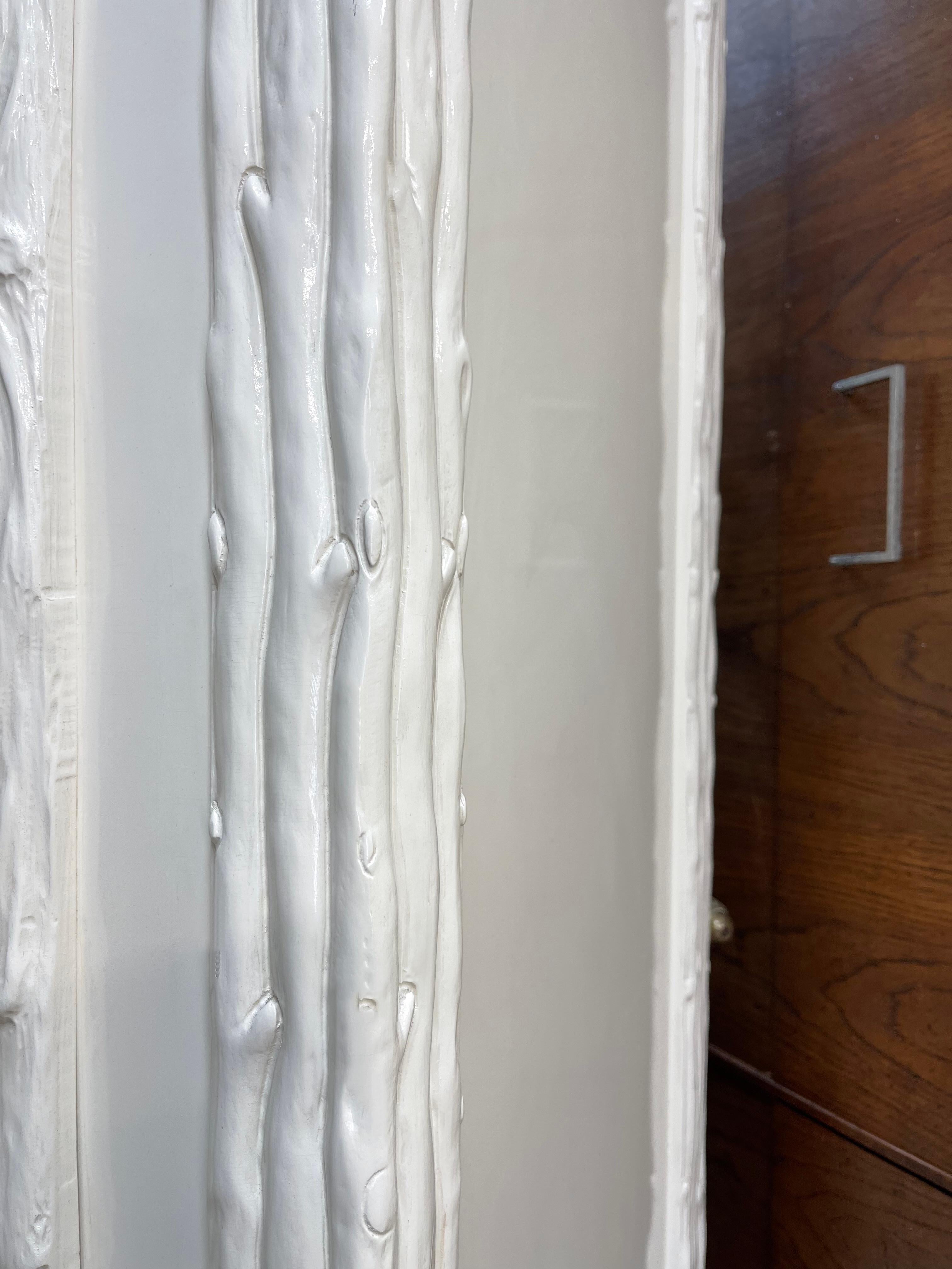 Nord-américain Armoires/armoires en miroir blanc des années 1970 avec portes en faux bois et poignées en lucite en vente
