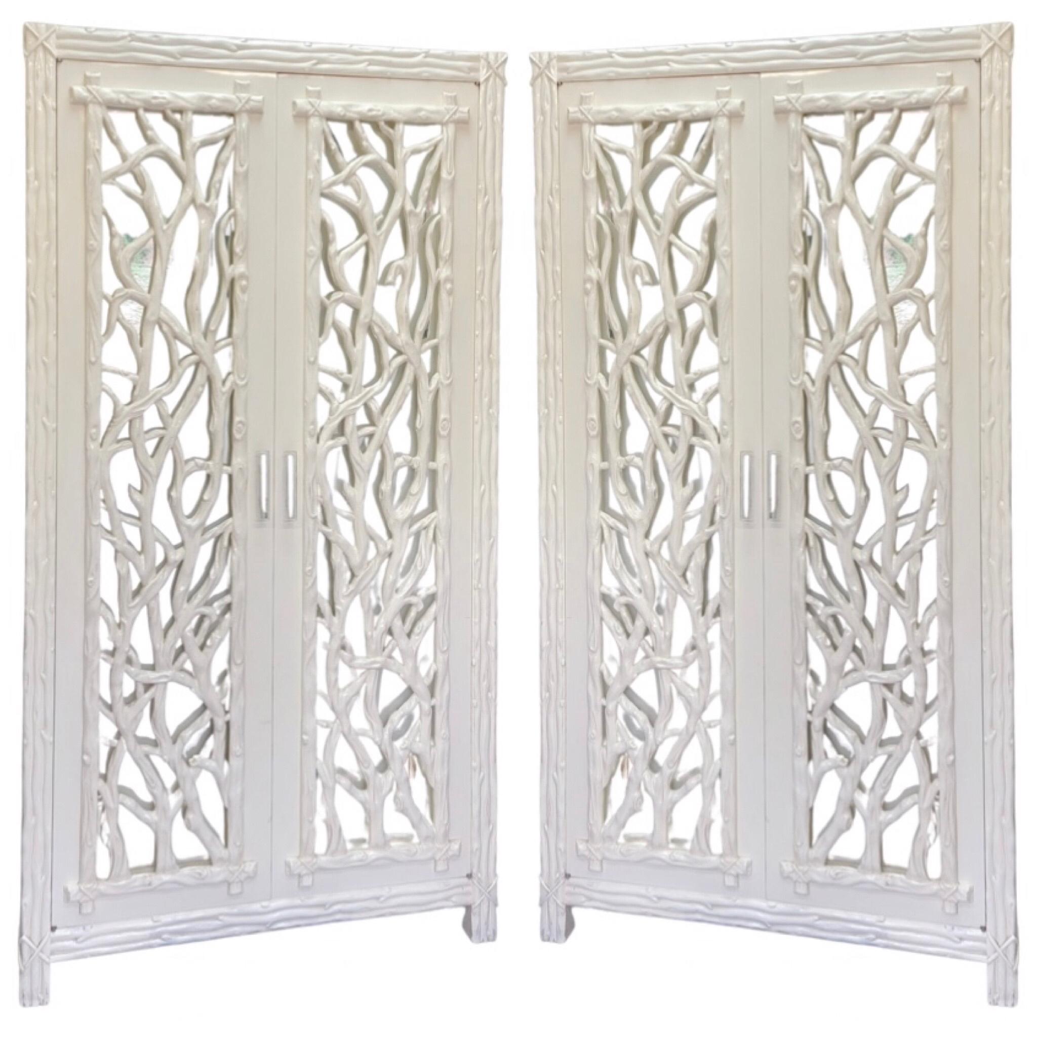 20ième siècle Armoires/armoires en miroir blanc des années 1970 avec portes en faux bois et poignées en lucite en vente