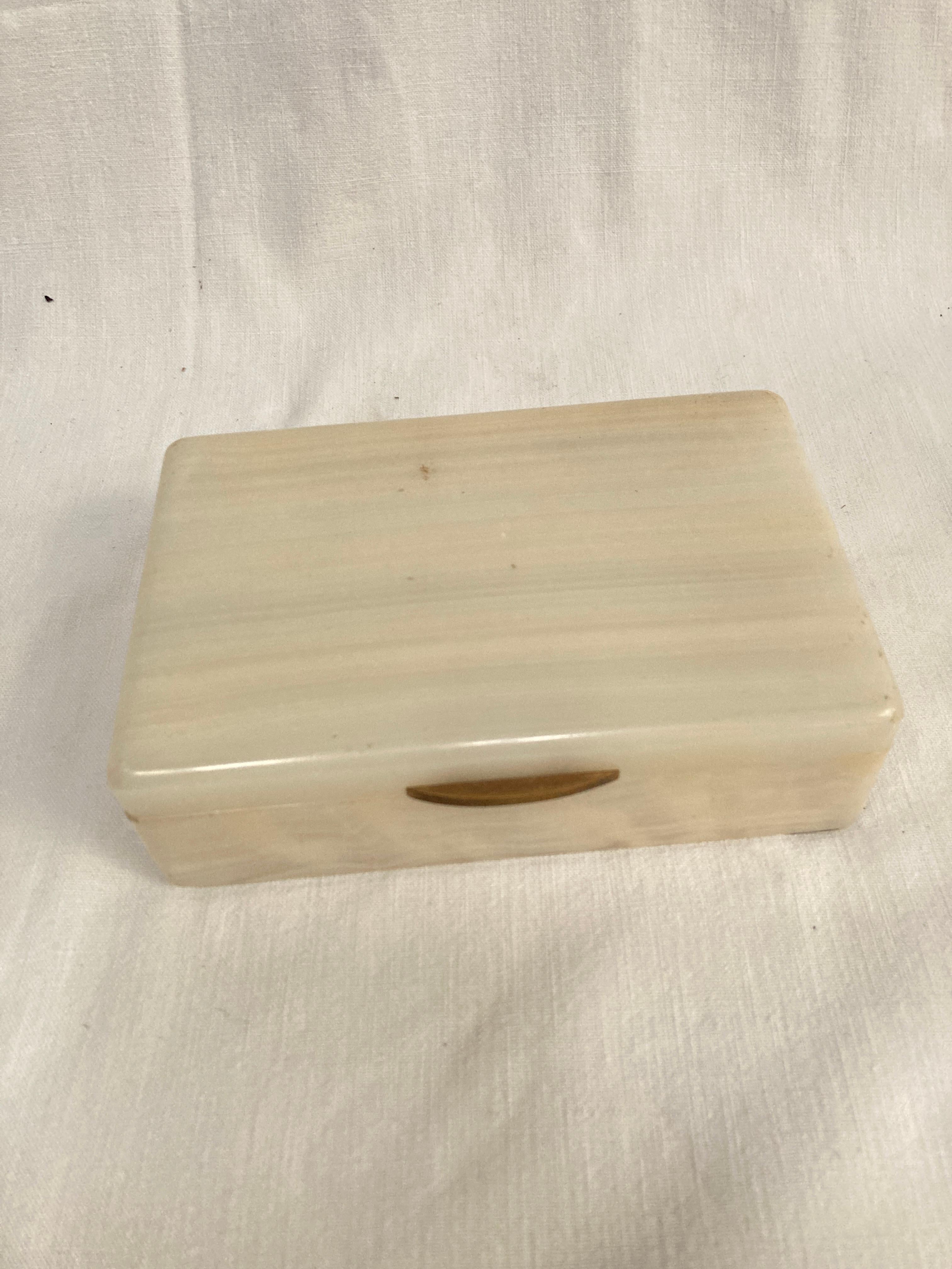 European 1970's White onyx decorative boxe For Sale