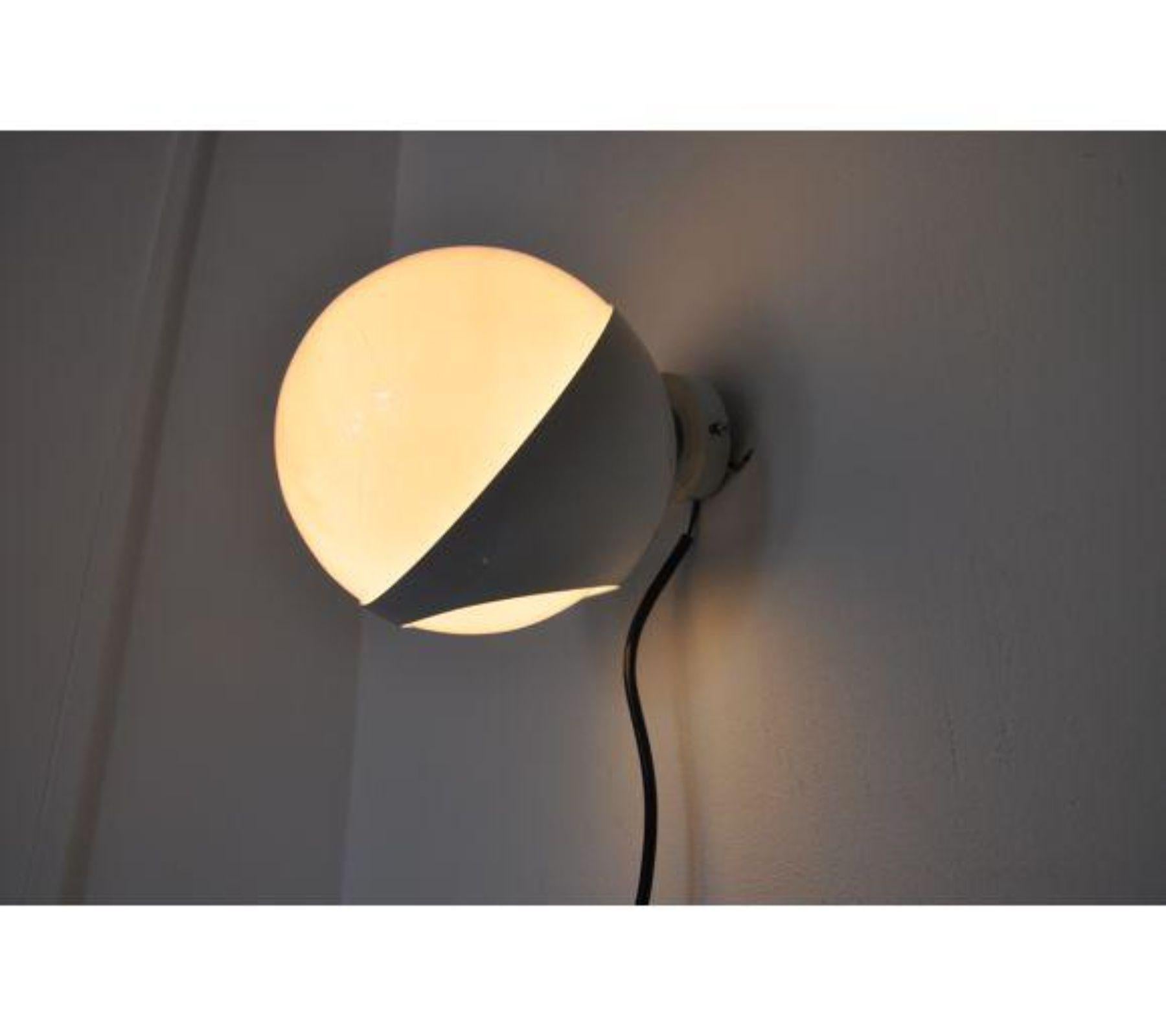 Stunning white Opaline wall light designed and produced in Italy crica 1970. A unique piece of design that will be great a highlight to your interior project. Object in mint conditions. Electricity verified by our team. Shipping under best