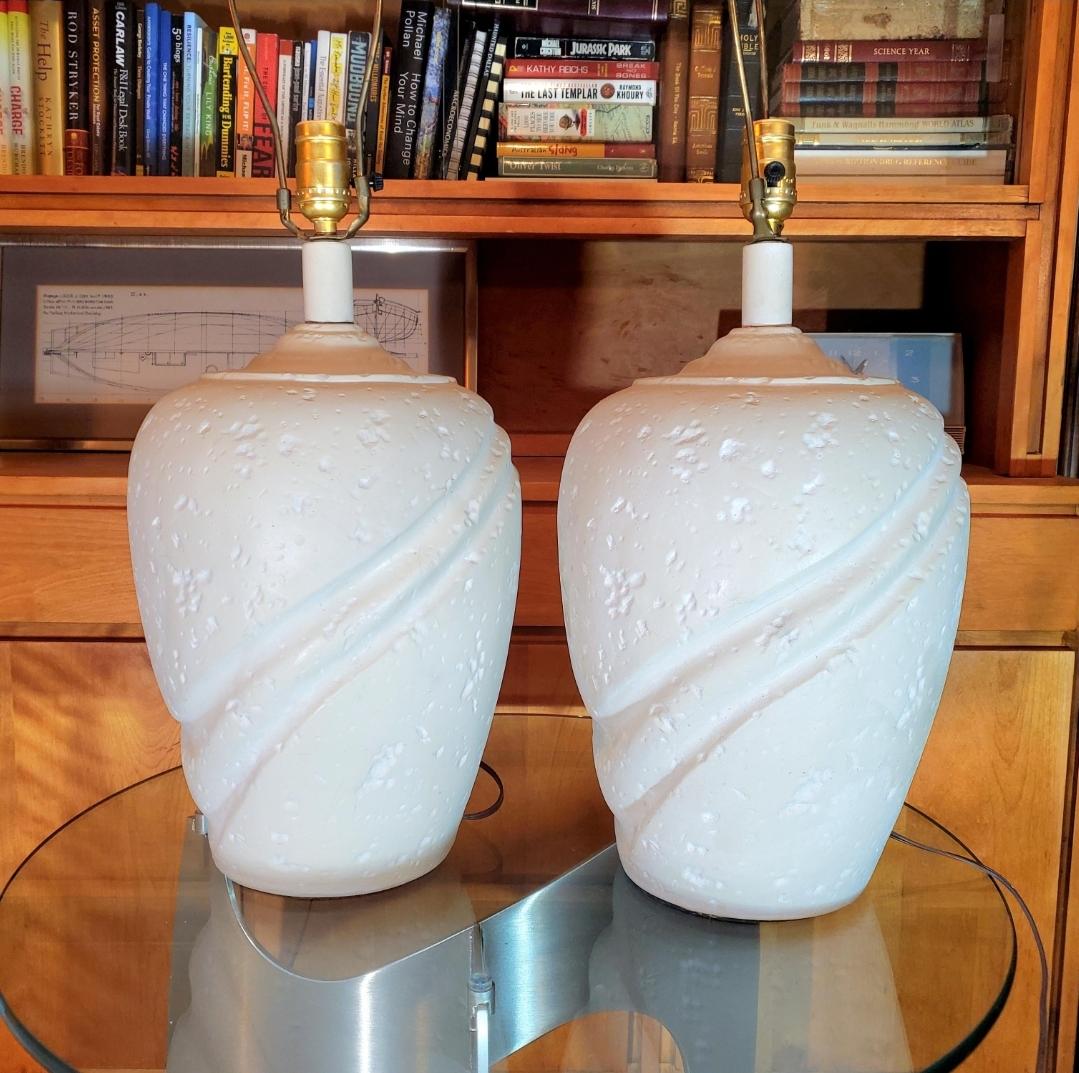 Paire de lampes de table en plâtre blanc sculpté des années 1970 en vente 3