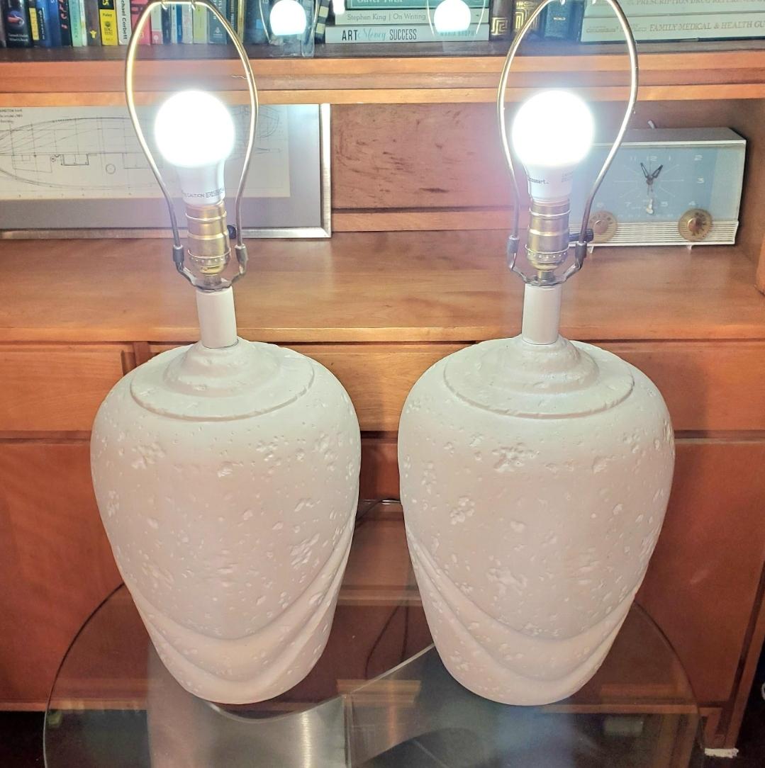 Paire de lampes de table en plâtre blanc sculpté des années 1970 Bon état - En vente à Waxahachie, TX