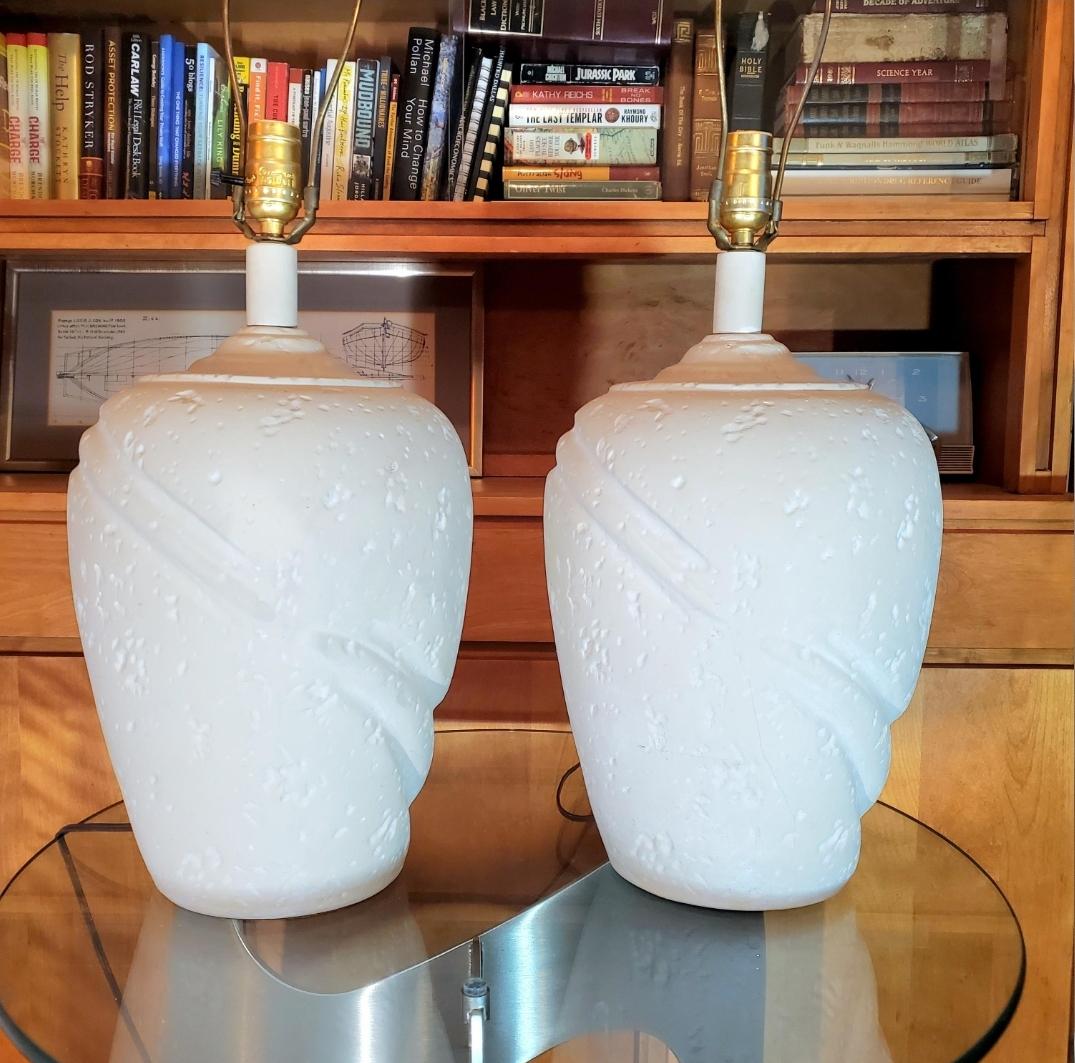 Paire de lampes de table en plâtre blanc sculpté des années 1970 en vente 1