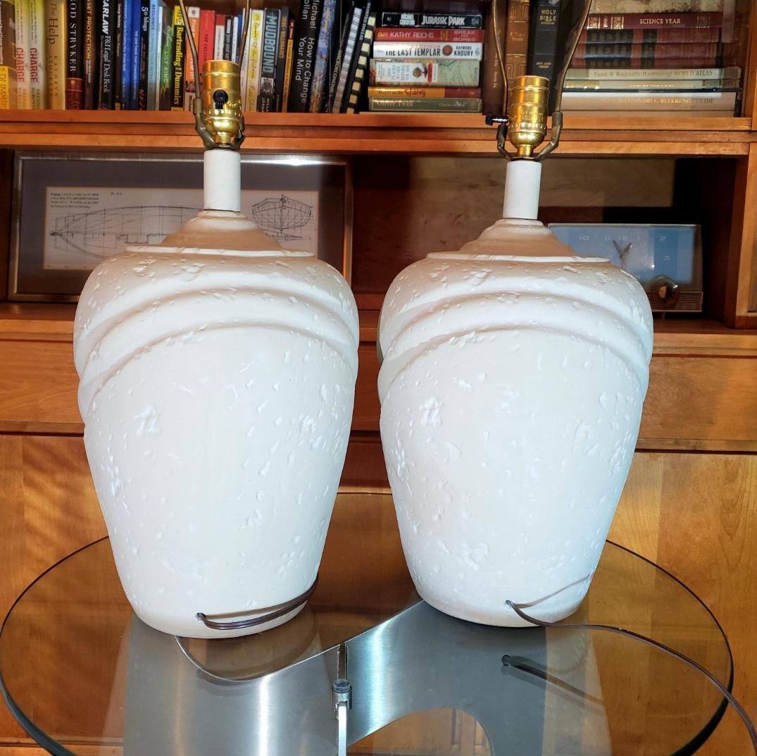 1970s White Plaster Sculpted Table Lamps, a Pair For Sale 3