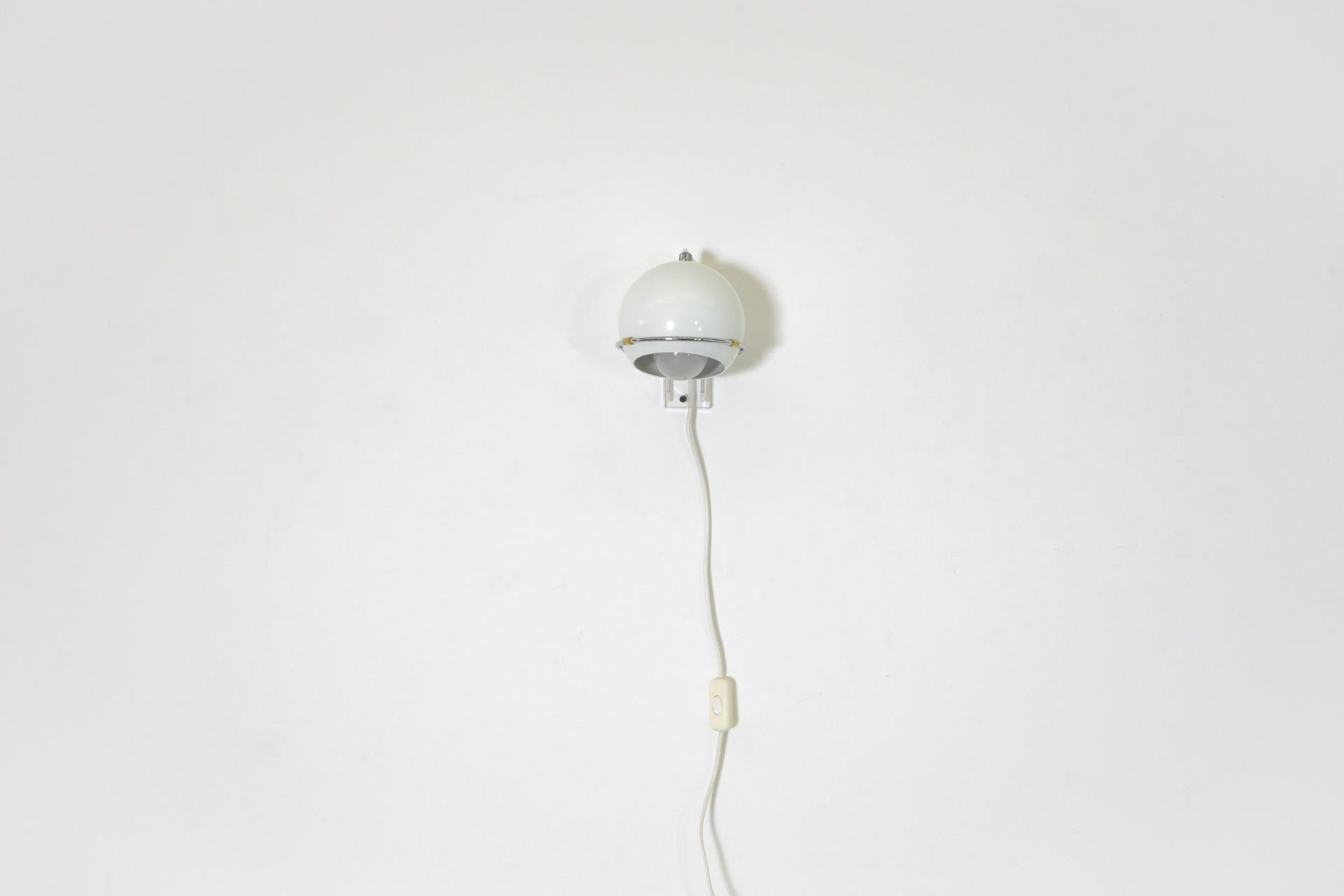 1970er Jahre Weißer Spot Light Sconce Hergestellt von Gepo, Niederlande im Zustand „Gut“ in Los Angeles, CA