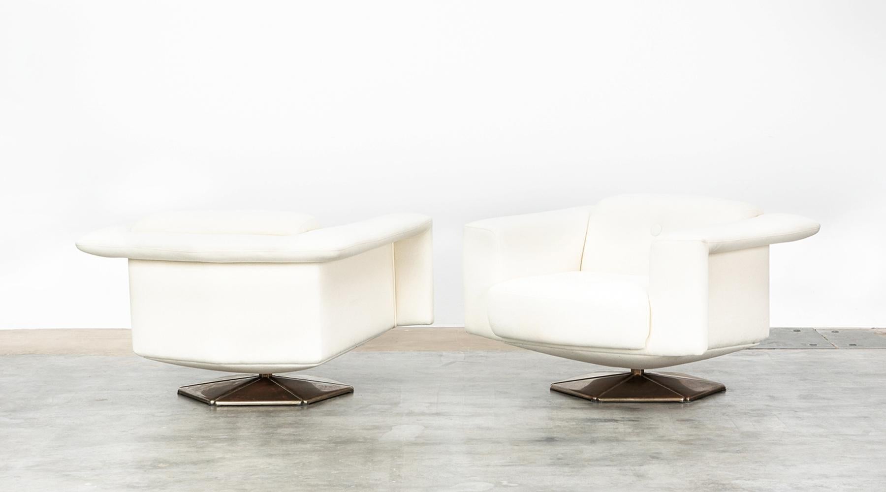 Voitto Happalainen, pair of lounge chairs, zinc-plated steel, Finland, 1972.

Gorgeous lounge chairs by Finish Desinger Voitto Haapalainen. The opulent shape promises comfortable sitting and the appearance of the two pieces an eye-catcher in any