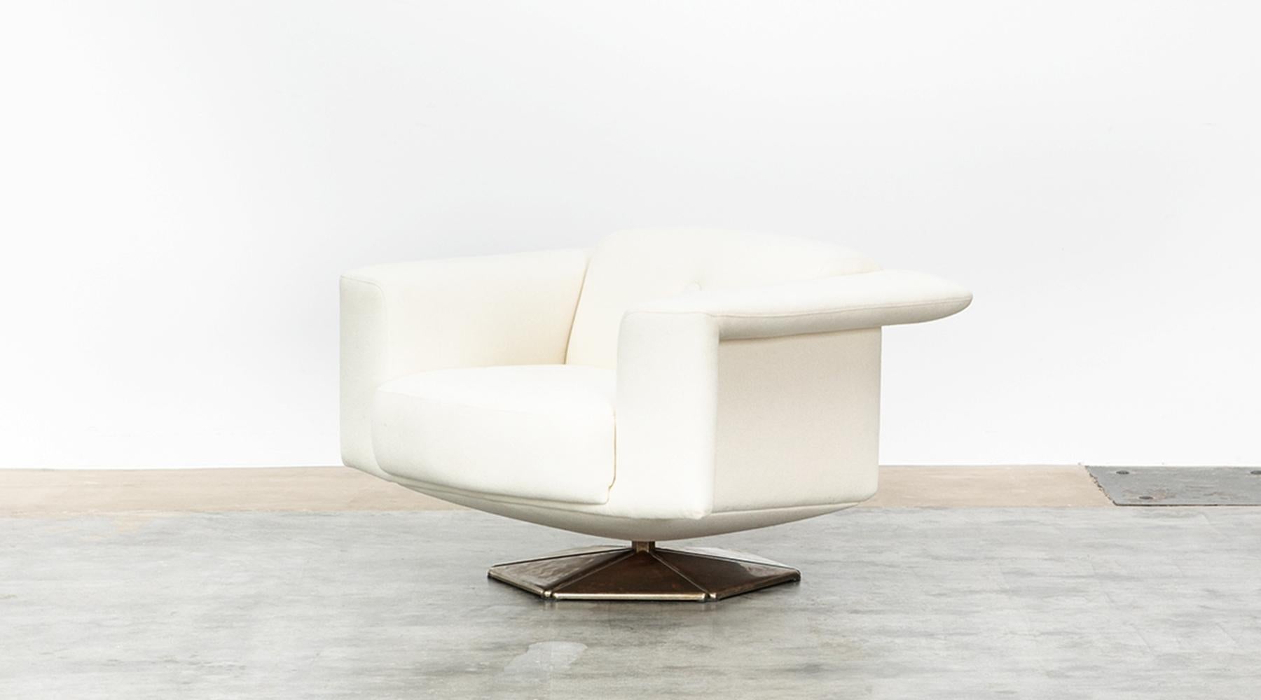 1970s White Upholstery on Zinc Base Lounge Chairs by Voitto Happalainen In Good Condition For Sale In Frankfurt, Hessen, DE