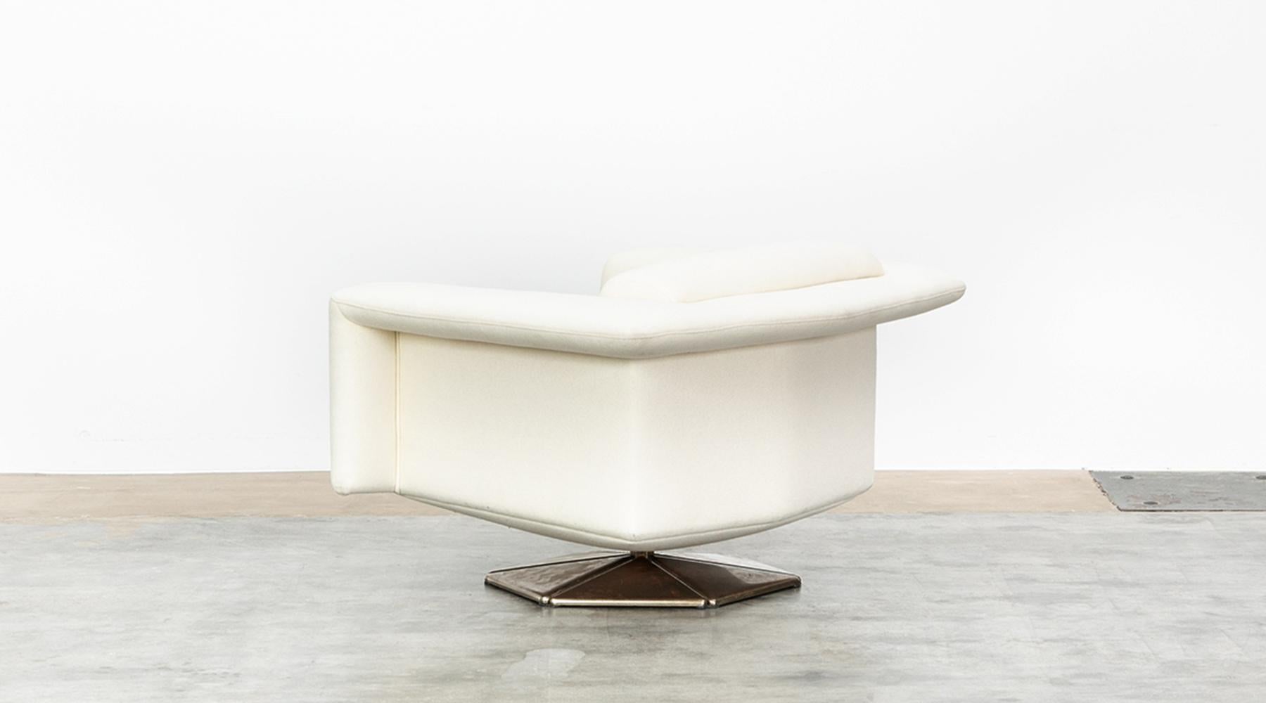 Metal 1970s White Upholstery on Zinc Base Lounge Chairs by Voitto Happalainen For Sale