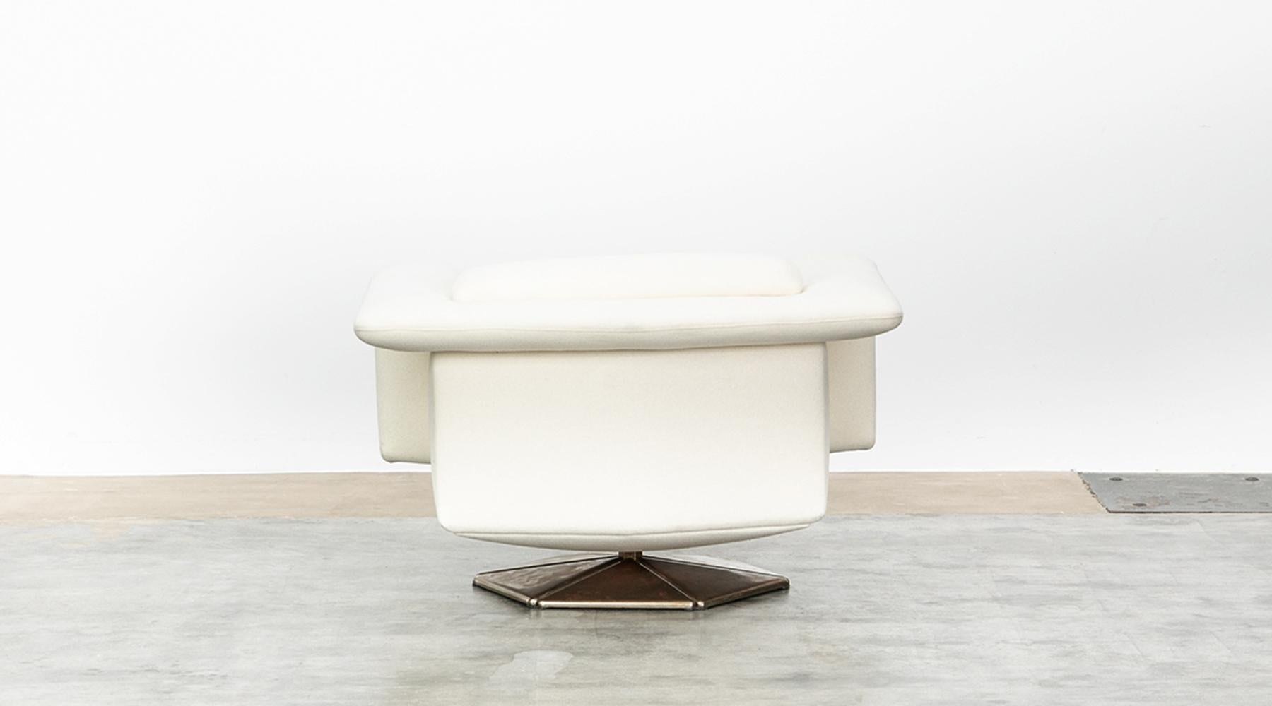 1970s White Upholstery on Zinc Base Lounge Chairs by Voitto Happalainen For Sale 1