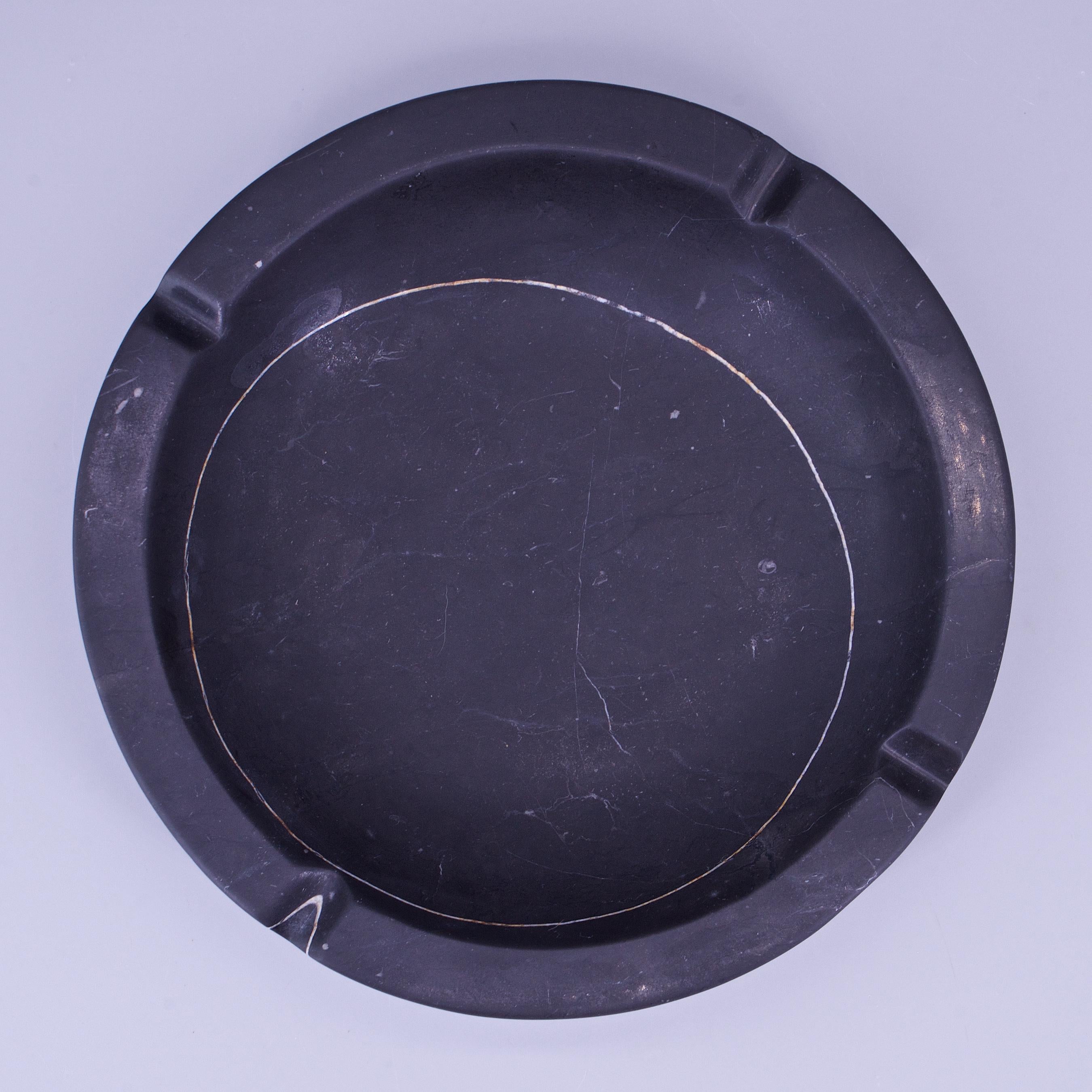 Mid-Century Modern 1970s White Vein Encircled Black Marble Dish Ashtray Organic Geometric Design For Sale