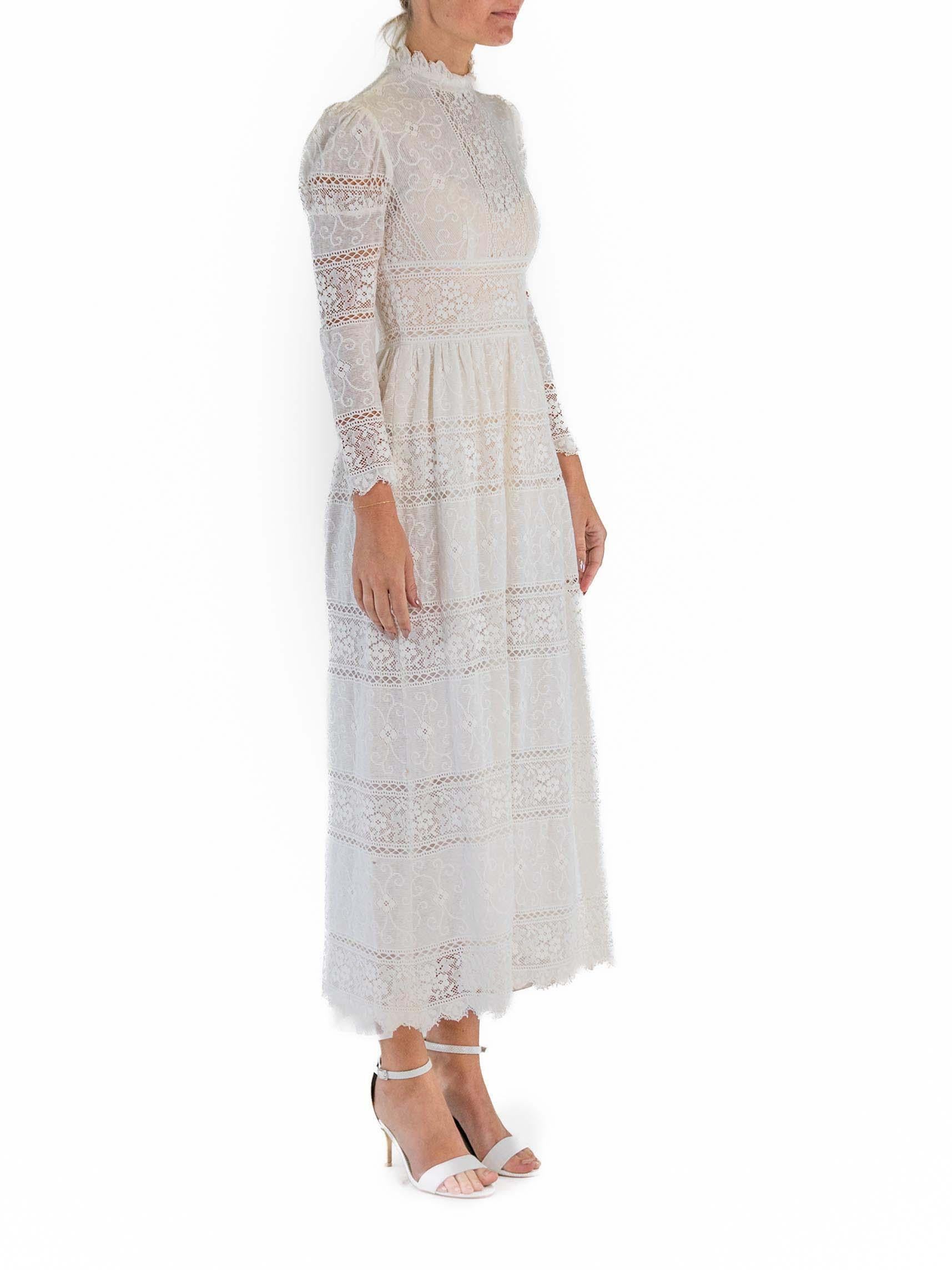 1970er Weißes viktorianisches Revival-Kleid mit langen Ärmeln im Zustand „Hervorragend“ im Angebot in New York, NY