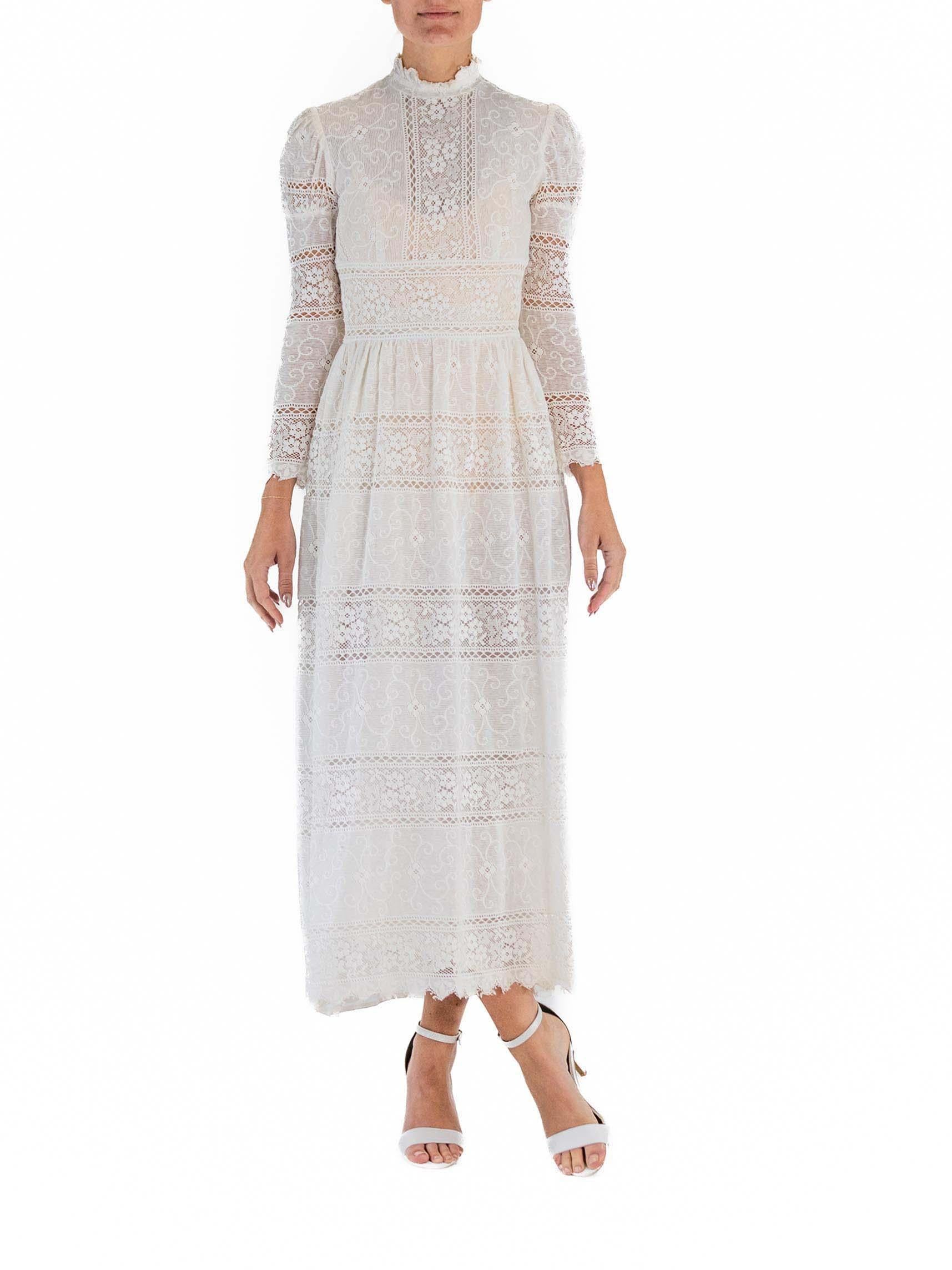 1970er Weißes viktorianisches Revival-Kleid mit langen Ärmeln Damen im Angebot