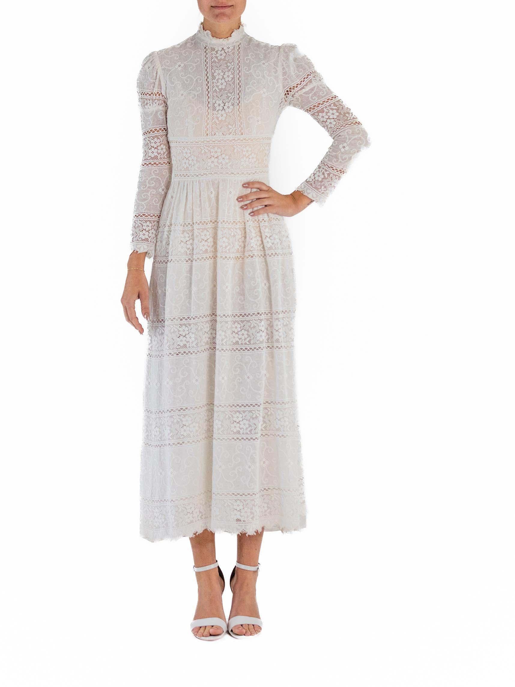 1970er Weißes viktorianisches Revival-Kleid mit langen Ärmeln im Angebot 1