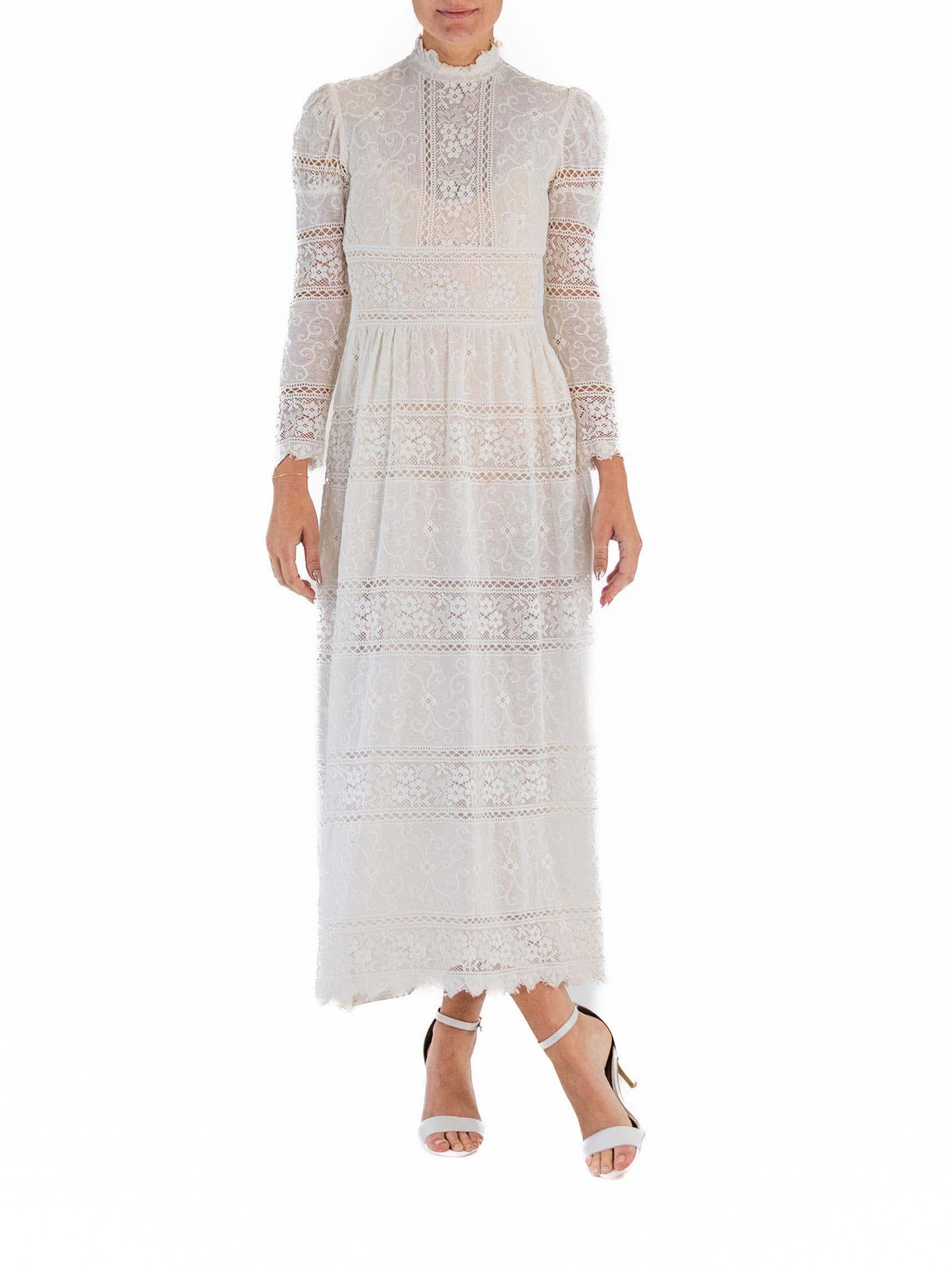 1970er Weißes viktorianisches Revival-Kleid mit langen Ärmeln im Angebot 3