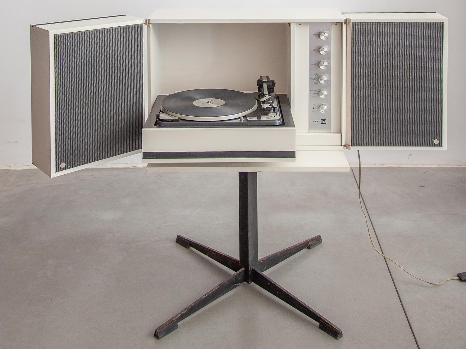 Very original and unique in this genre of design, the compactness of the stereo furniture by opening the speakers left and right and placing the record table down for use. This Wega Studio 3207 Hi-Fi console table from the pioneering German audio
