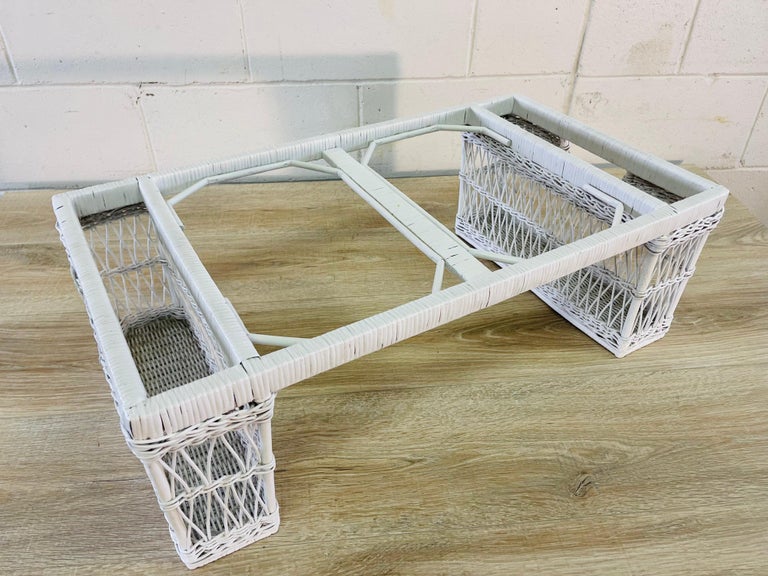 1970s White Wicker Breakfast Serving Tray In Good Condition For Sale In Amherst, NH