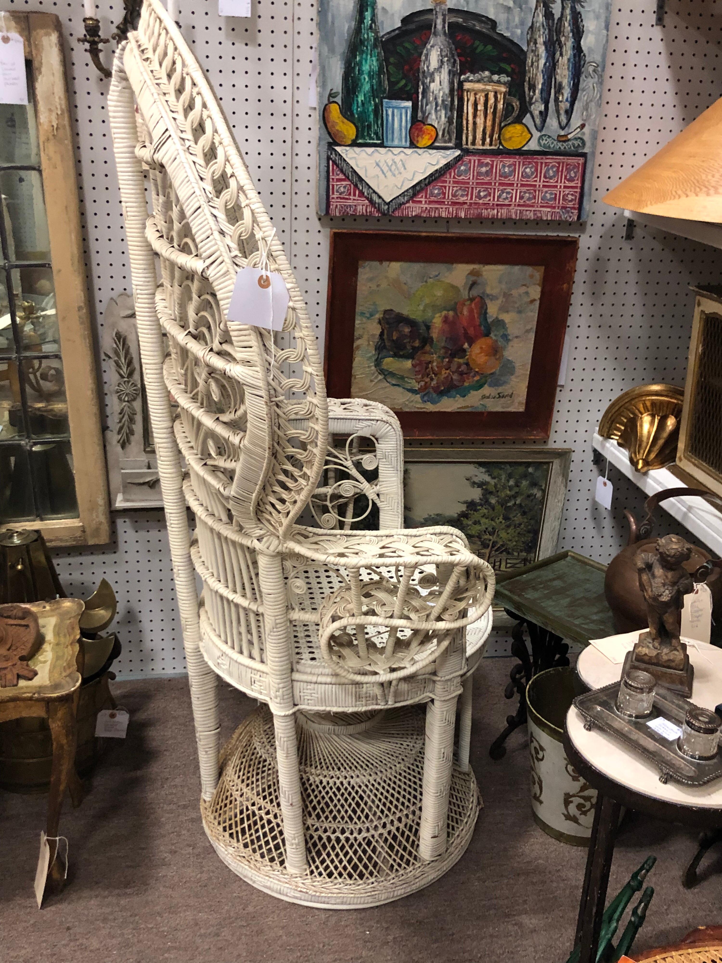 1970s White Wicker Peacock Throne Chair In Good Condition In Redding, CT