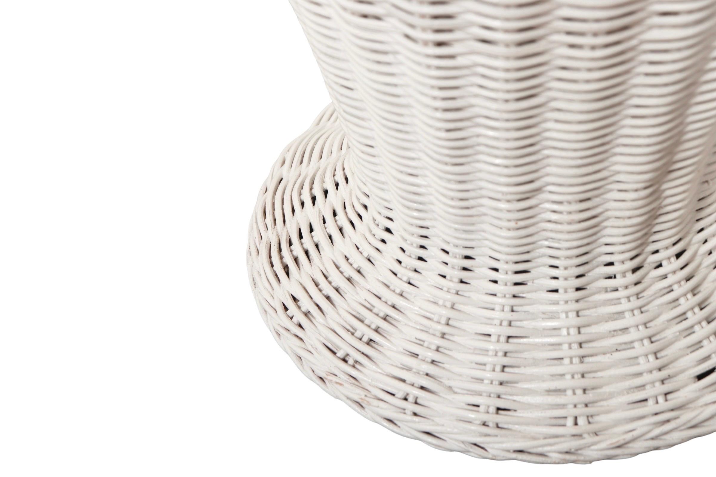 Late 20th Century 1970’s White Wicker Scalloped Table Lamp For Sale